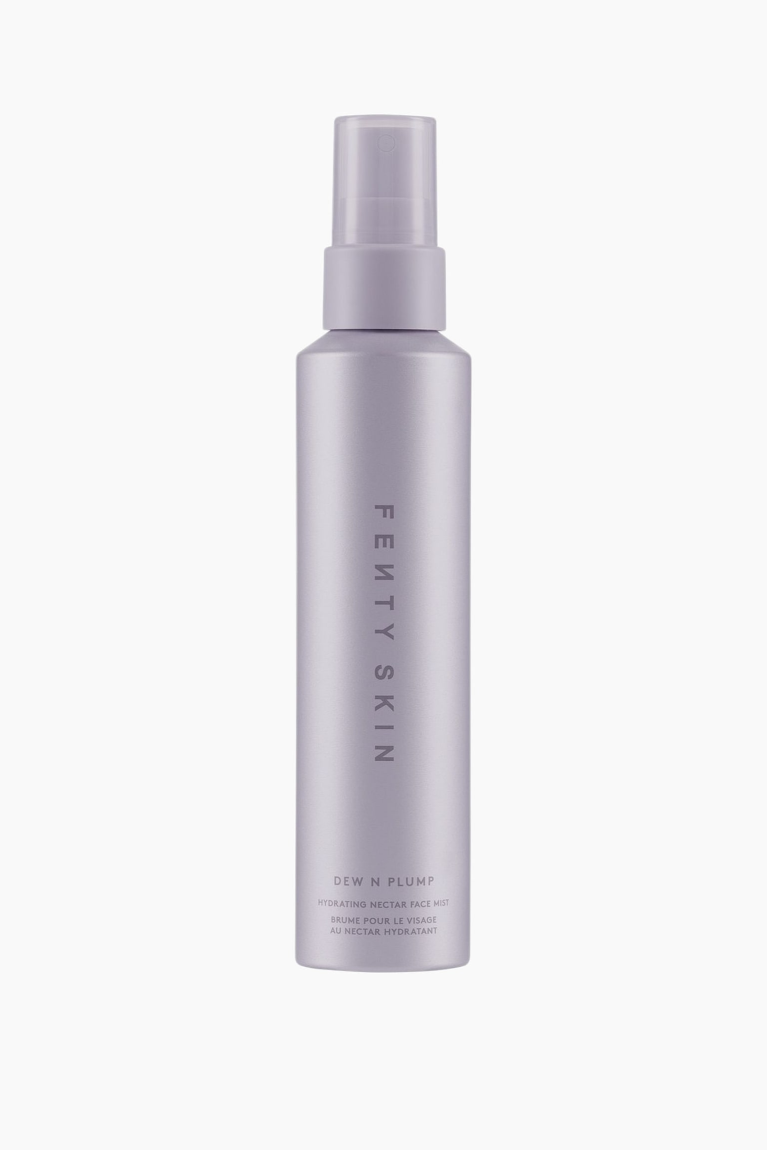 Dew N Plump Hydrating Nectar Face Mist stÃ¥r oprejst og vendt mod fronten og fremviser en hÃ¸j, cylindrisk mat lavendelfarvet flaske med en matchende spraypumpe og en halvgennemsigtig hÃ¦tte. Flasken viser det lodrette "FENTY SKIN"-logo ned langs midten samt produktdetaljer trykt nÃ¦r bunden.