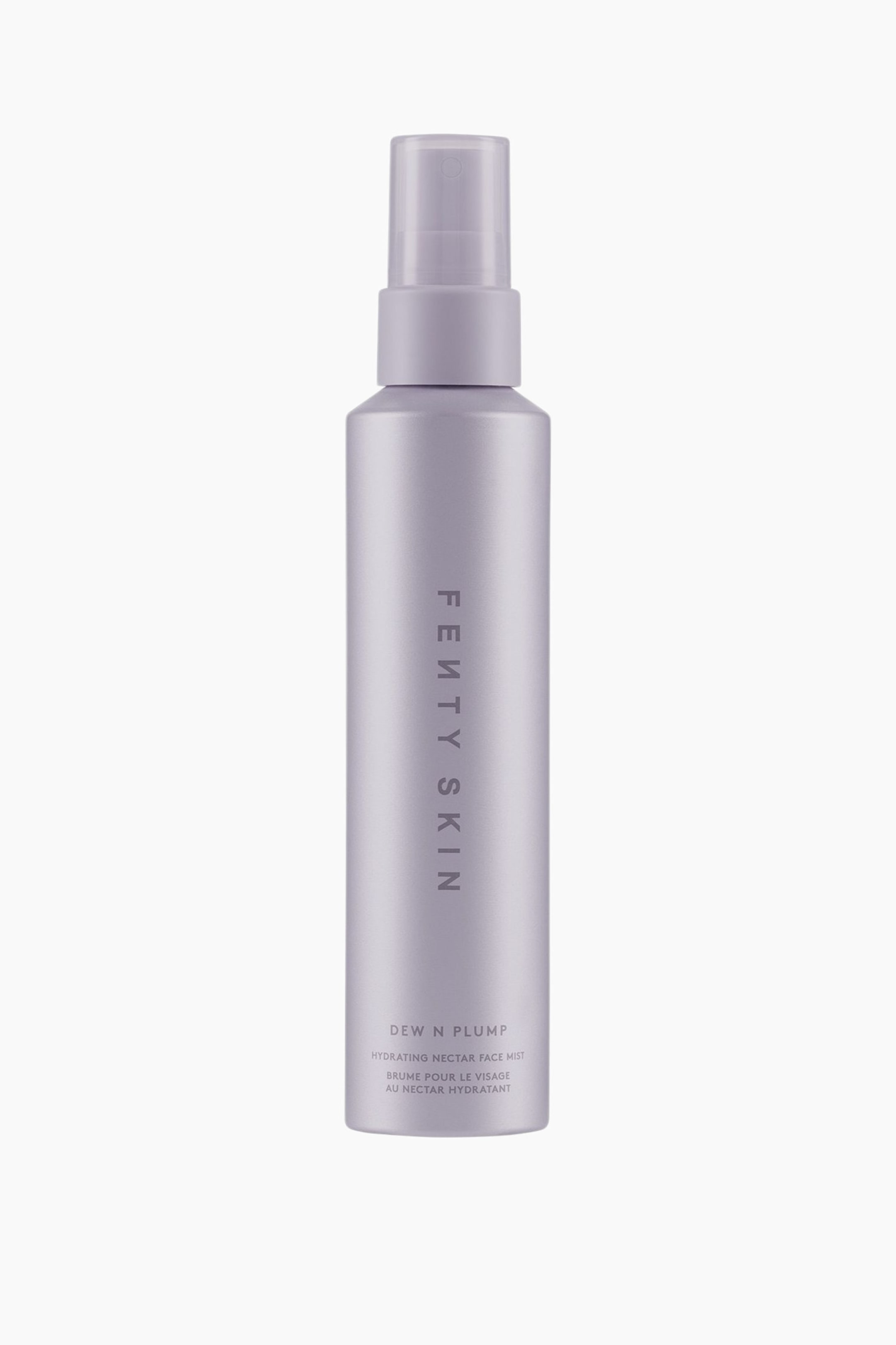 Visa större bild: Dew N Plump Hydrating Nectar Face Mist står upprätt och vänt framåt, och visar en hög, cylindrisk matt lavendelfärgad flaska med en matchande spraypump och en halvgenomskinlig kork. Flaskan visar den vertikala logotypen ”FENTY SKIN” längs mitten samt produktinformation tryckt nära basen.