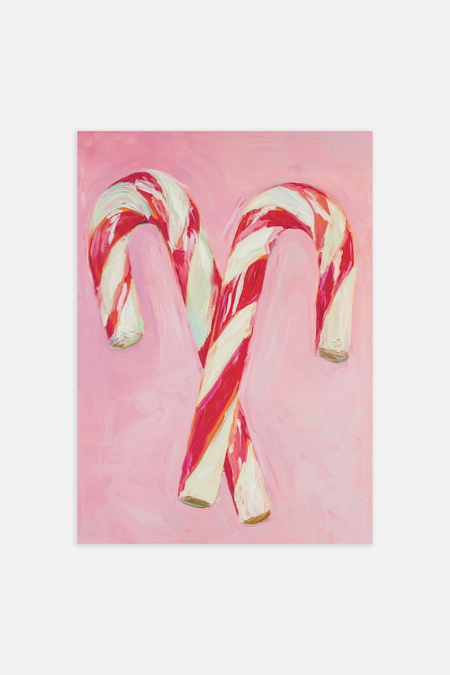 Une impression artistique verticale représentant deux cannes de bonbon rayées rouges et blanches croisées sur un fond rose uni. La peinture présente des coups de pinceau visibles et texturés, montrant les cannes de bonbon avec leurs crochets courbés vers l'extérieur dans des directions opposées. - 1