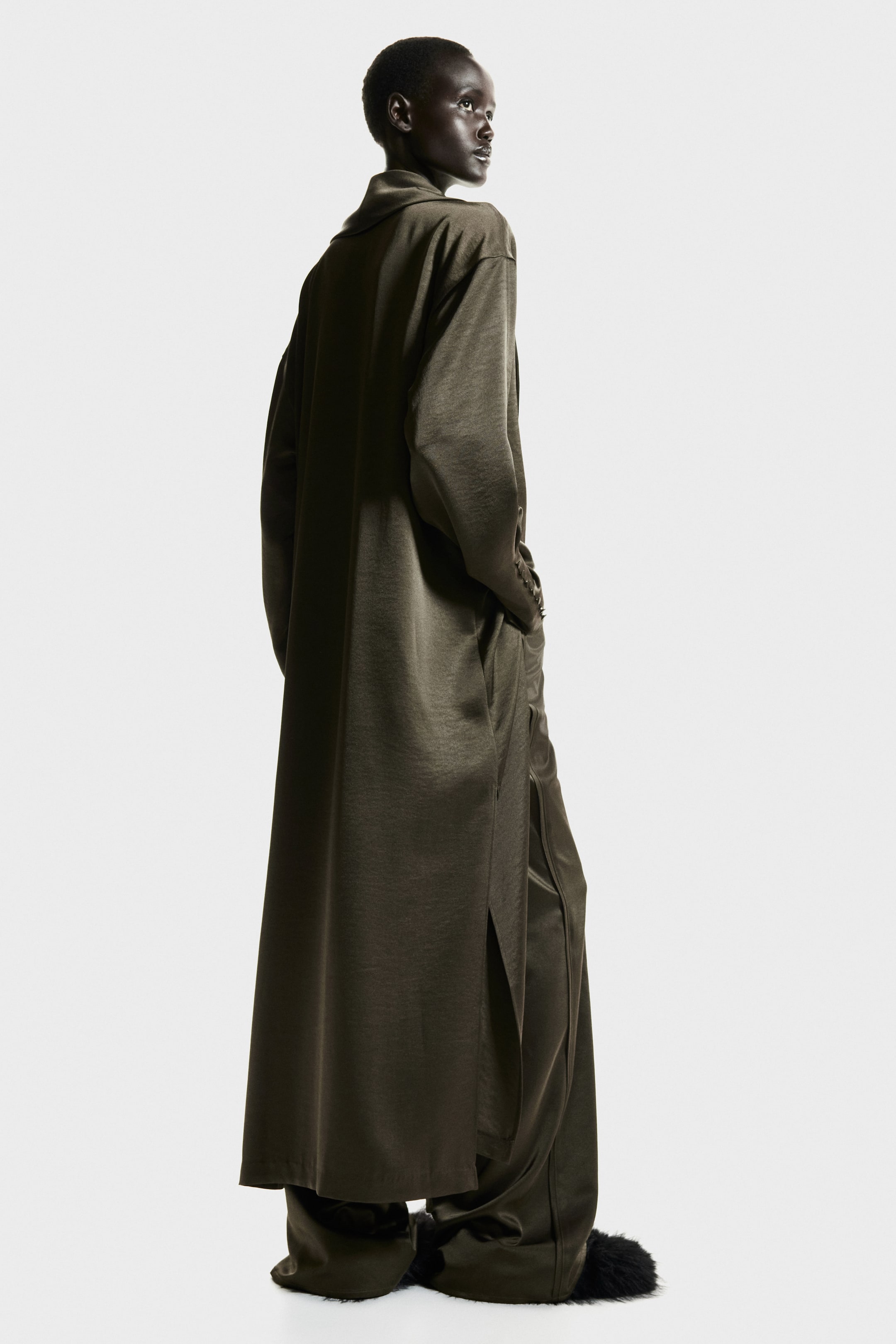 Visa större bild: Lång satinklänning - Mörk olivgrön - DAM | H&M SE 5