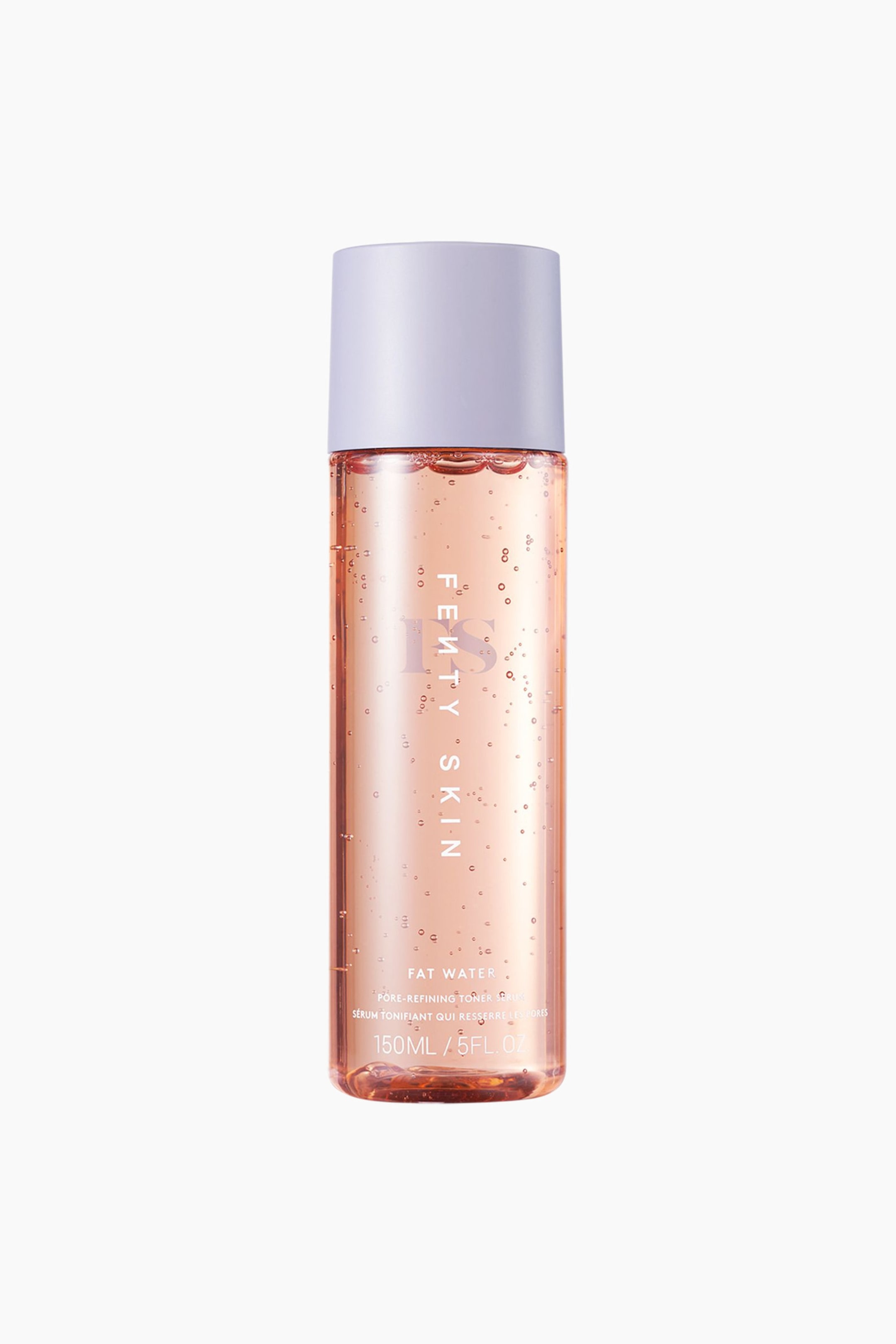 Visa större bild: En cylindrisk flaska med Fenty Skin Fat Water står upprätt och visar upp en transparent, persikofärgad vätska med små svävande bubblor. Flaskan har ett solidt, ljuslavendelfärgat lock och visar vertikal vit branding som lyder "FENTY SKIN" i mitten.