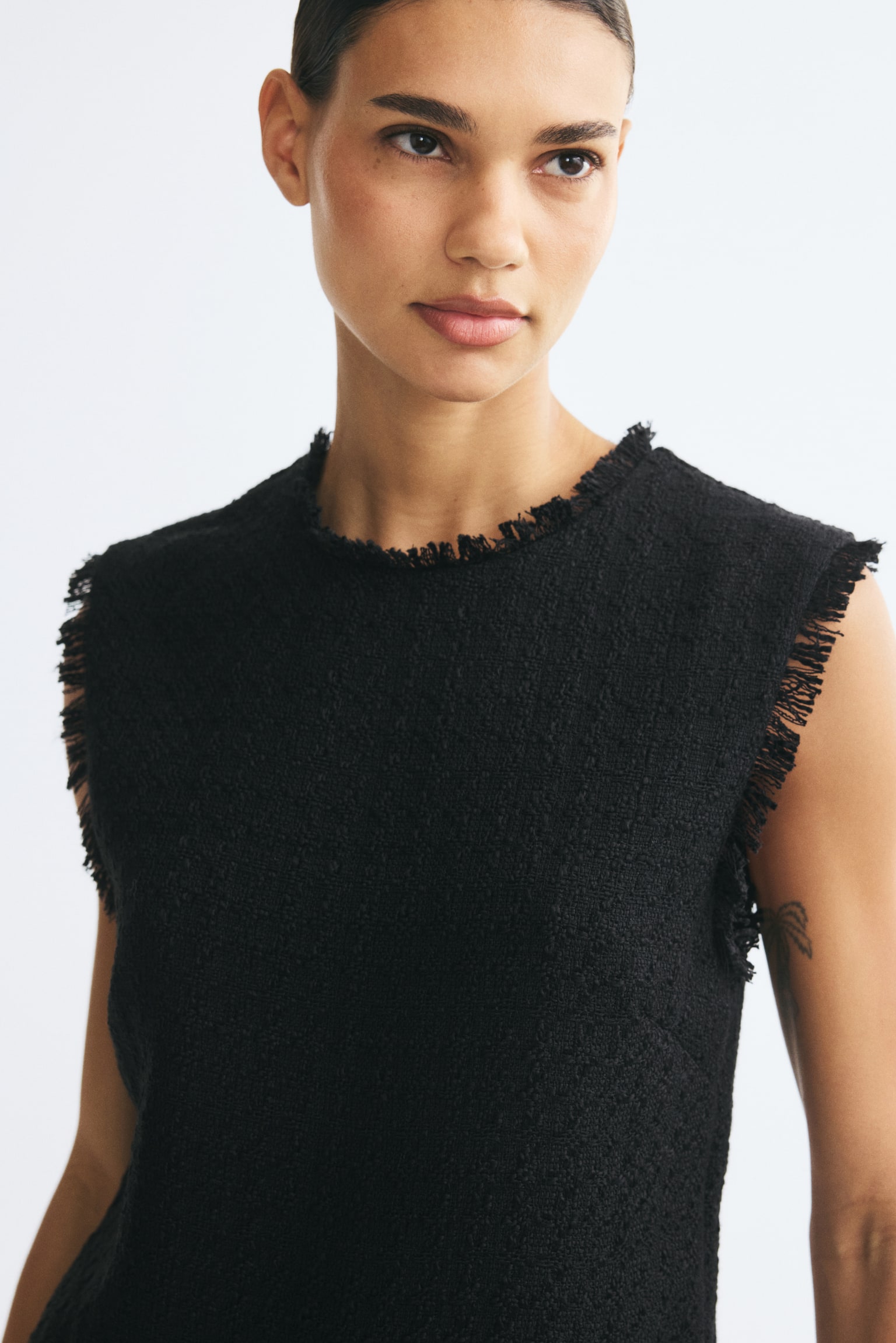 Женское платье H&M Belted Bouclé Dress, цвет: Чёрный — фото 4