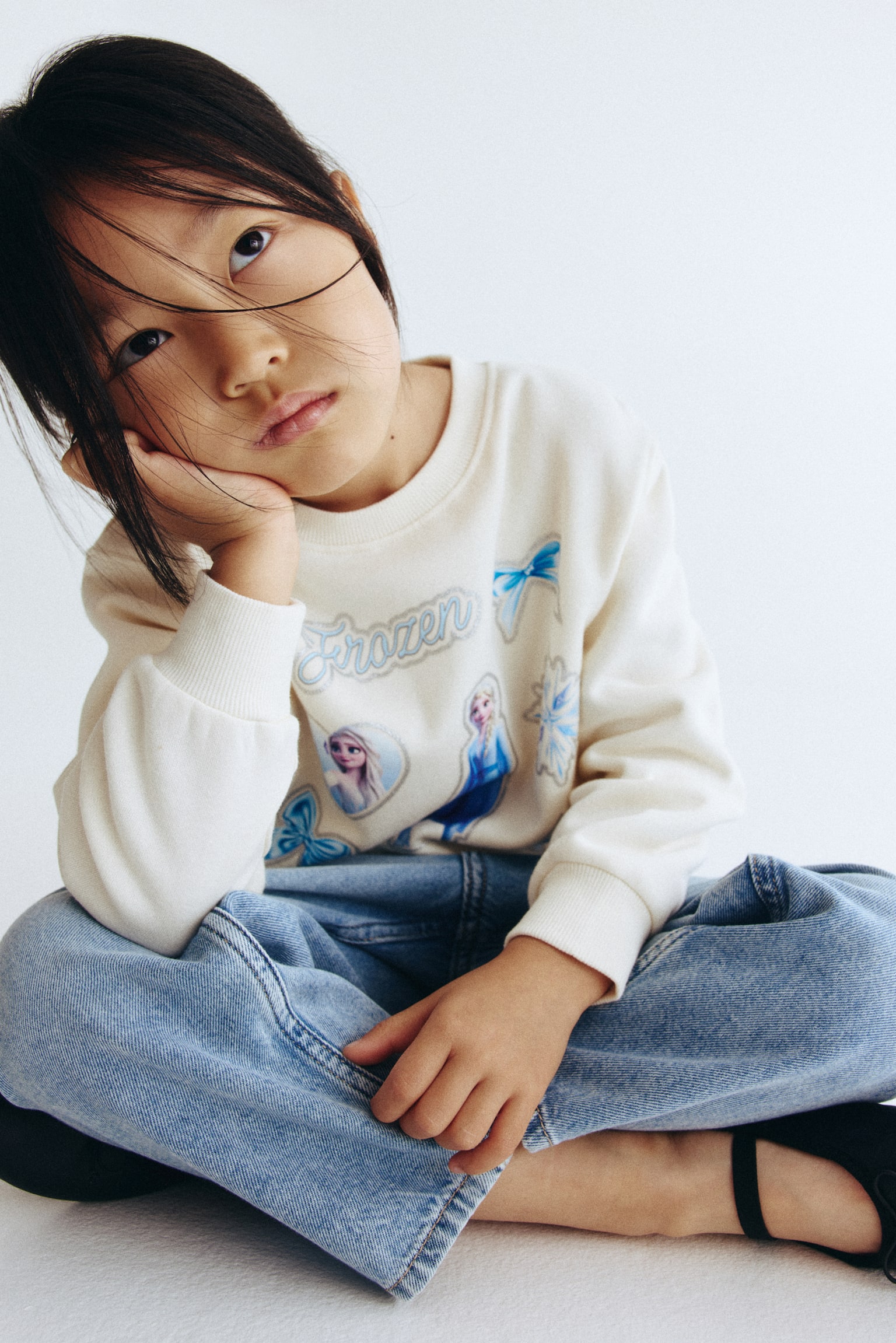 Tepláková mikina s motívom - Biela/Ľadové kráľovstvo/Krémová/Lilo & Stitch/Biela/Myška Minnie/Biela/Myška Minnie/Biela/Disney princezné/Svetloružová/Hello Kitty/Biela/Myška Minnie/Biela/Myška Minnie/Svetlosivá melanž/Hello Kitty/Svetlomodrá/Ľadové kráľovstvo/Sivá melírovaná/Miffy/Fialová/Gabby's Dollhouse/Ružová/Hello Kitty/Fialová/Ľadové kráľovstvo - 4