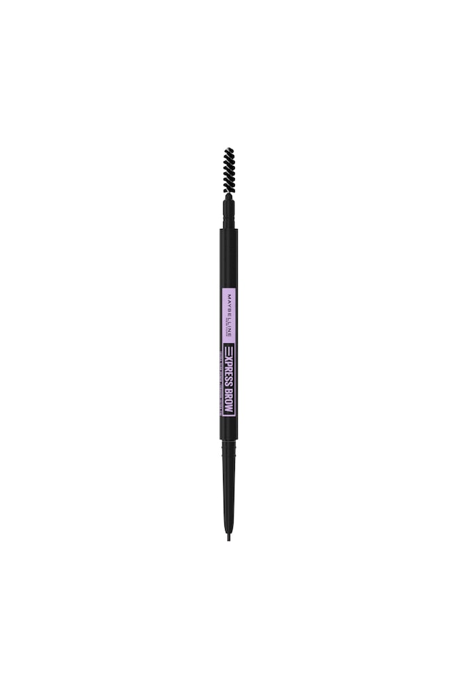 En Maybelline Express Brow dobbeltsidet Ã¸jenbrynspen stÃ¥r lodret og har en sort spoolie-bÃ¸rste i den Ã¸verste ende og en fin udtrÃ¦kkelig spids i den nederste ende. Den sorte cylindriske krop viser en lyse lilla etiket med "MAYBELLINE NEW YORK" og "EXPRESS BROW" trykt i sort tekst. - 1