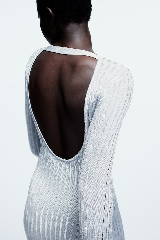 Glitrende kjole med åben ryg - Sølv - 3