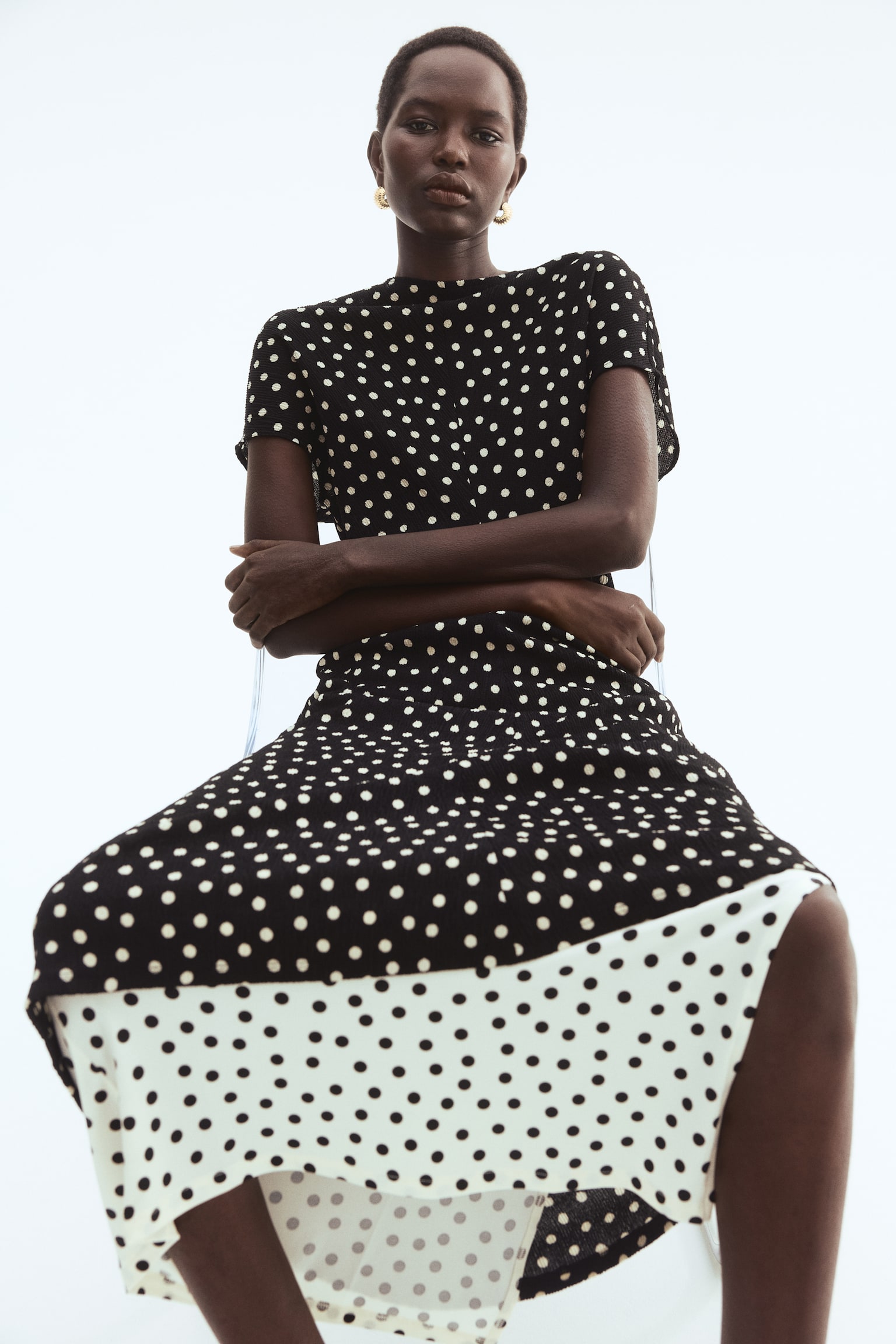 שמלת ג'רזי עם טקסטורה - שחור/נקודות - 5