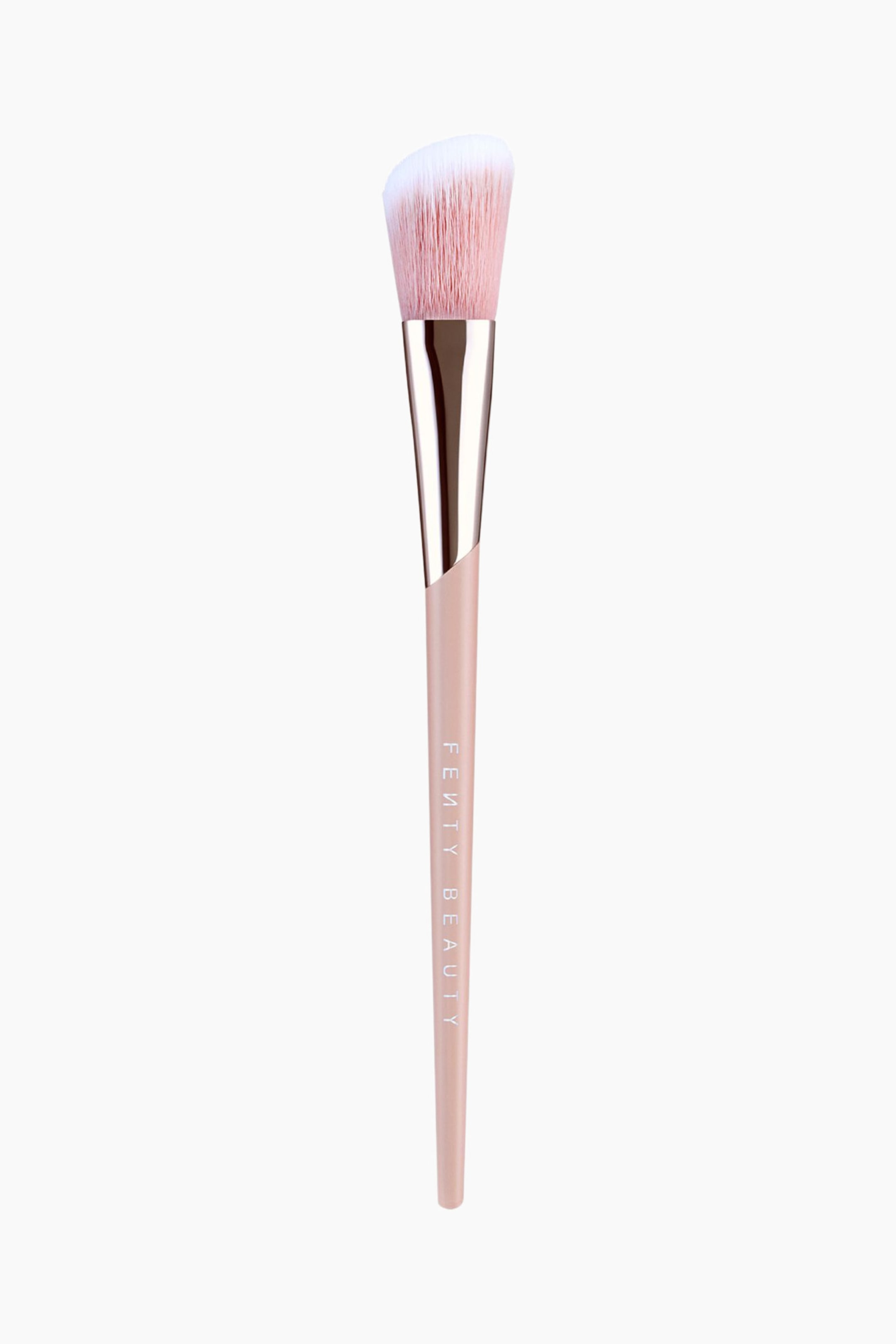 Visa större bild: Blush Brush 155 står upprätt och har ett vinklat borsthuvud med mjuka, tvåtonade borststrån som övergår från rosa till vita toppar. Den visar upp en glansig, roséguldfärgad metallhylsa som är fäst vid ett avsmalnande, matt ljusrosa skaft med vertikal vit varumärkesmärkning.