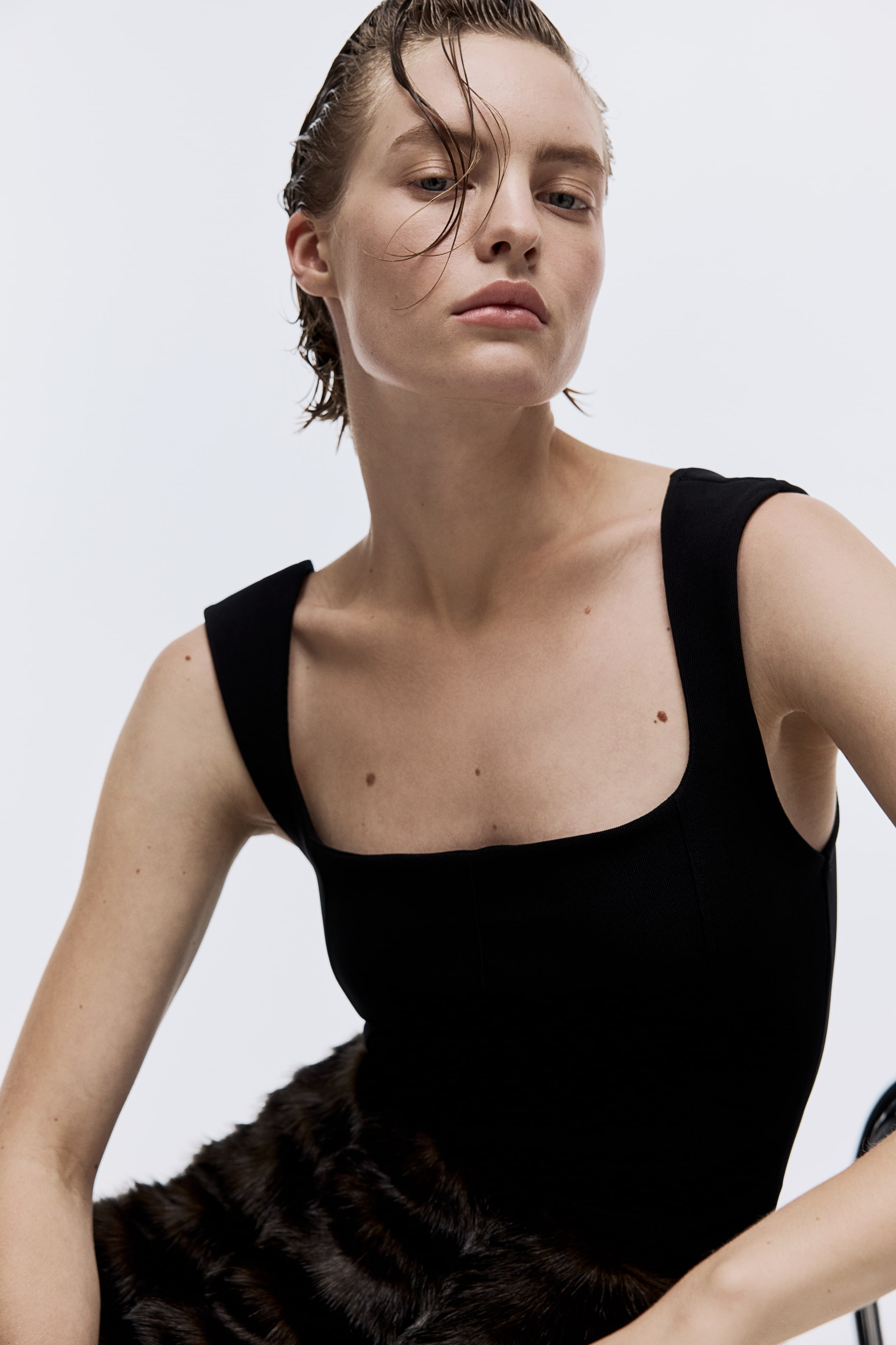 Büyük resmi görüntüle: Kare Yakalı Kolsuz Üst - Siyah - KADIN | H&M TR 3