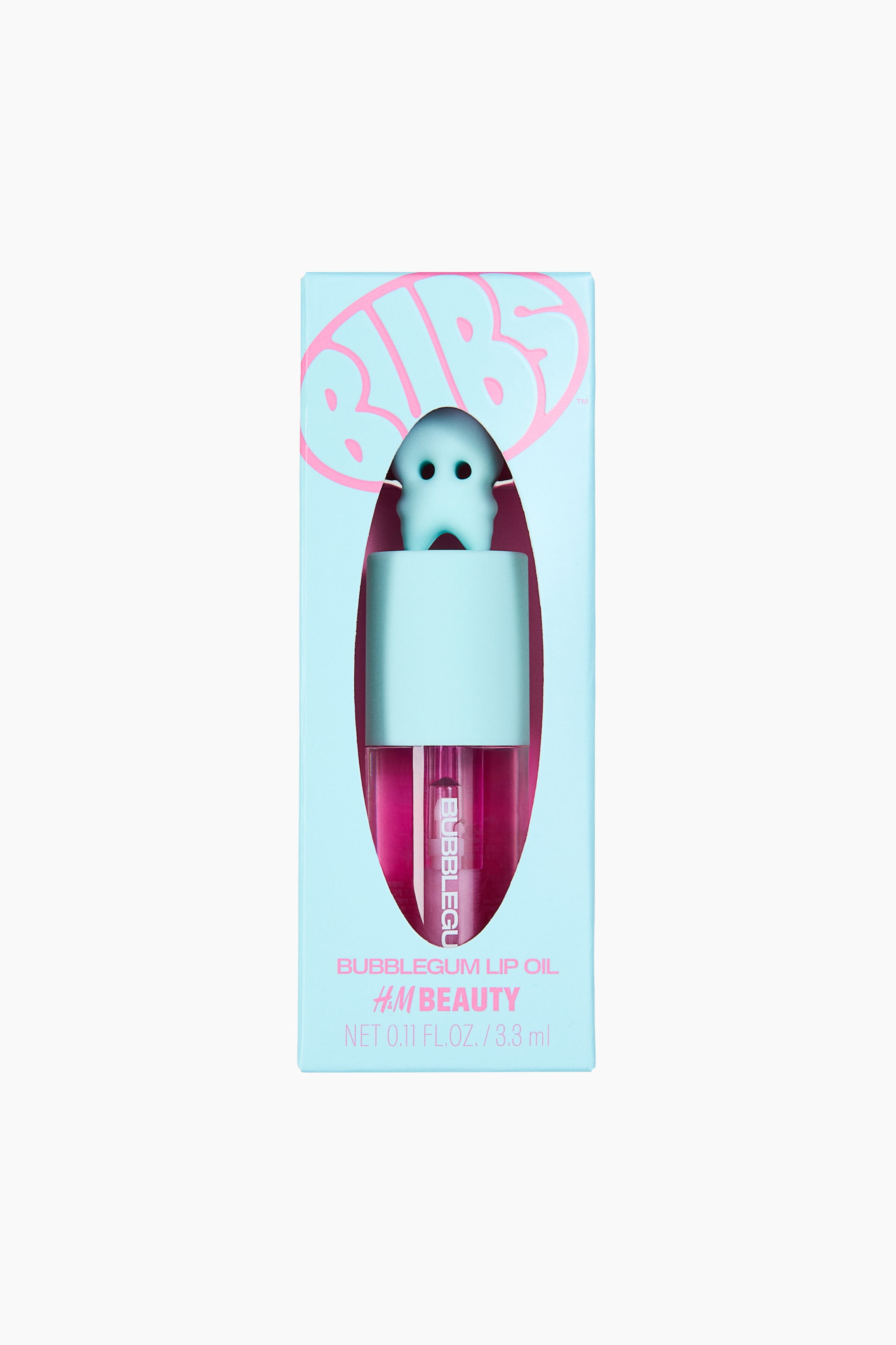 Visualizza immagine più grande: Un Olio Labbra Bubblegum di H&M Beauty si presenta in una confezione al dettaglio azzurra, caratterizzata da un grande logo "BIBS" rosa e una finestra centrale ritagliata. Questa finestra rivela una bottiglia trasparente contenente un vivace olio labbra rosa, sormontata da un tappo azzurro a forma di piccola figura simile a un fantasma.