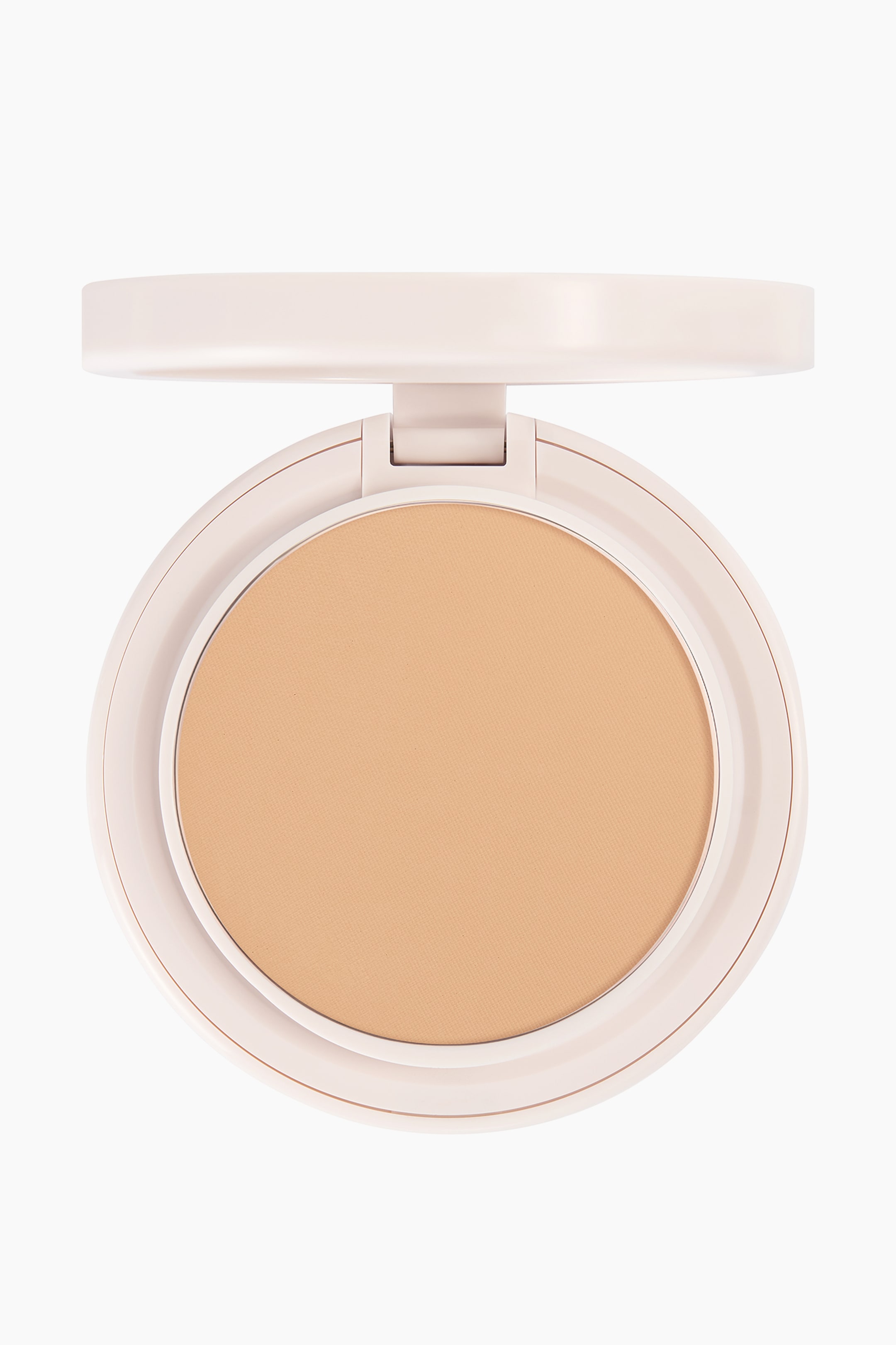 Se større billede: Natural Blur Powder Foundation præsenteres i en åben, rund, lysebeige compact set direkte forfra. Compacten viser et glat, mat, varm beige presset pudder med låget slået op.
