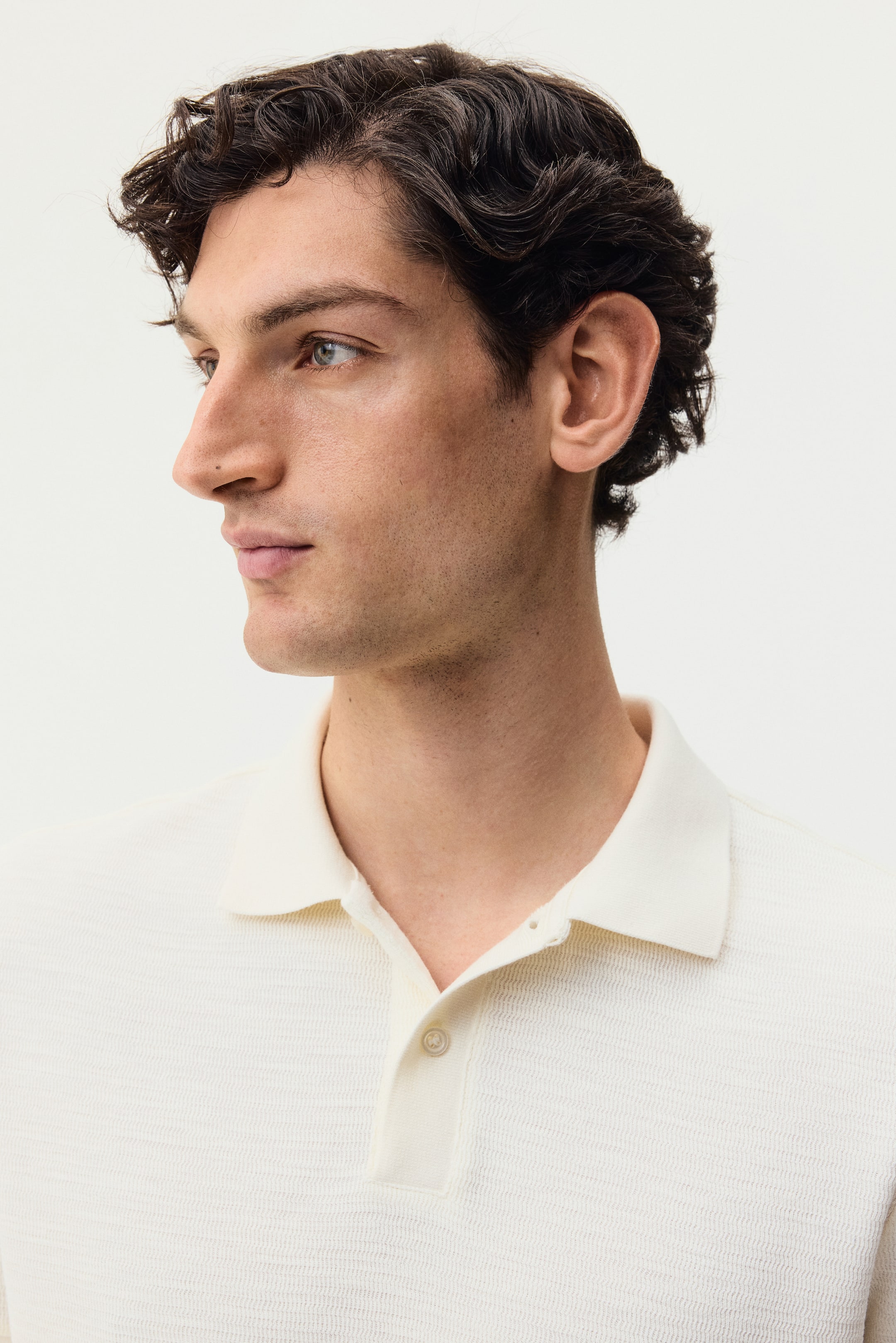 הצגת תמונה גדולה יותר: חולצת פולו מסריג ז'קארד Slim Fit - קרם  - Men | H&M IL 2