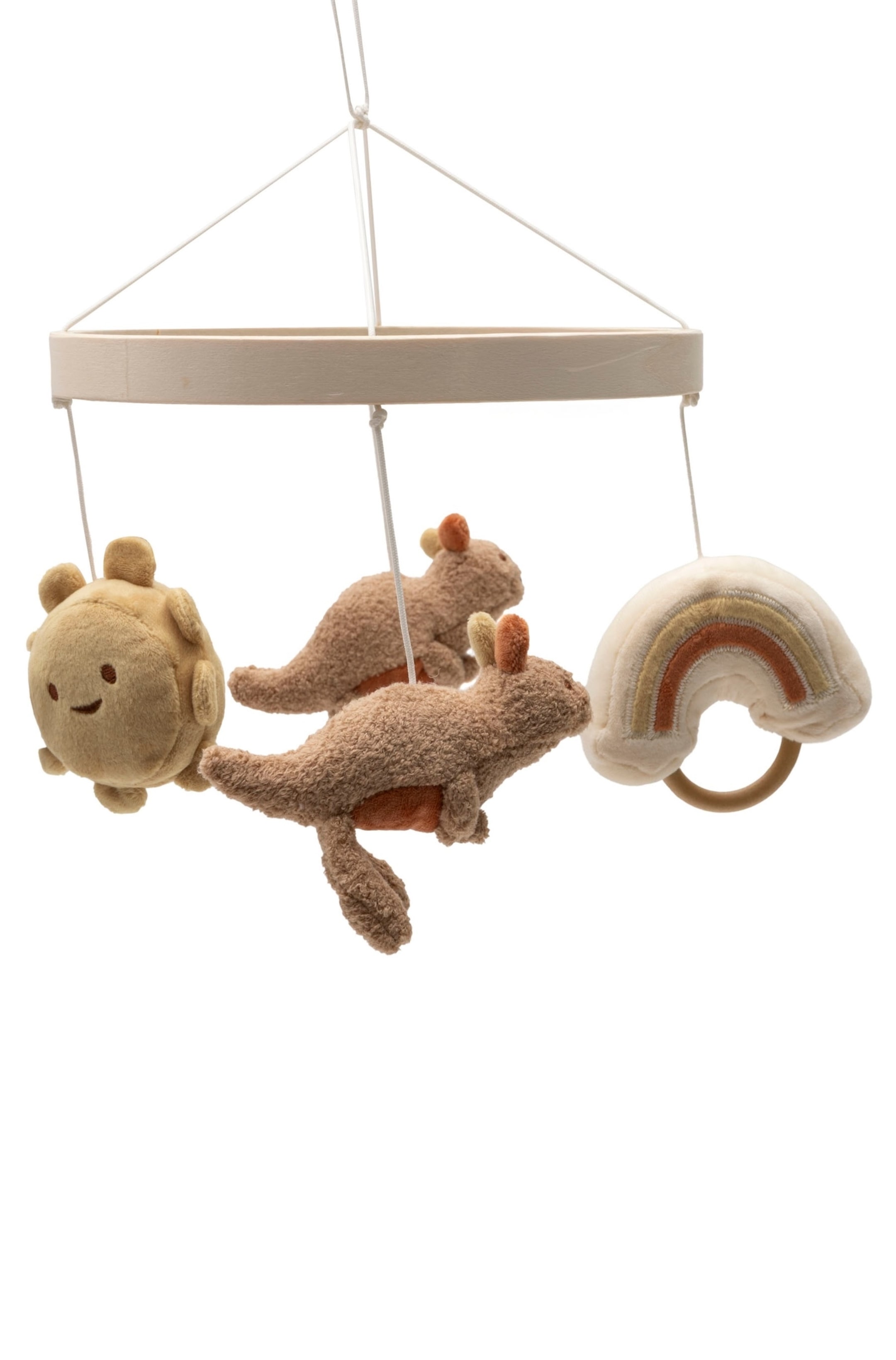 Größeres Bild ansehen: Ein Baby-Mobile präsentiert einen hellen, hölzernen, runden Rahmen, von dem weiße Fäden vier Plüschtiere herabhängen lassen. Die Spielzeuge umfassen ein rundes, hellbraunes Plüschtier mit kleinen Vorsprüngen und einem gestickten Gesicht, zwei hellbraune plüschige Beuteltiere mit rostfarbenen Bäuchen, die nach rechts zeigen, und ein cremefarbenes Plüsch-Regenbogen mit sandfarbenen und rostfarbenen Streifen, das an einem Holzring befestigt ist.