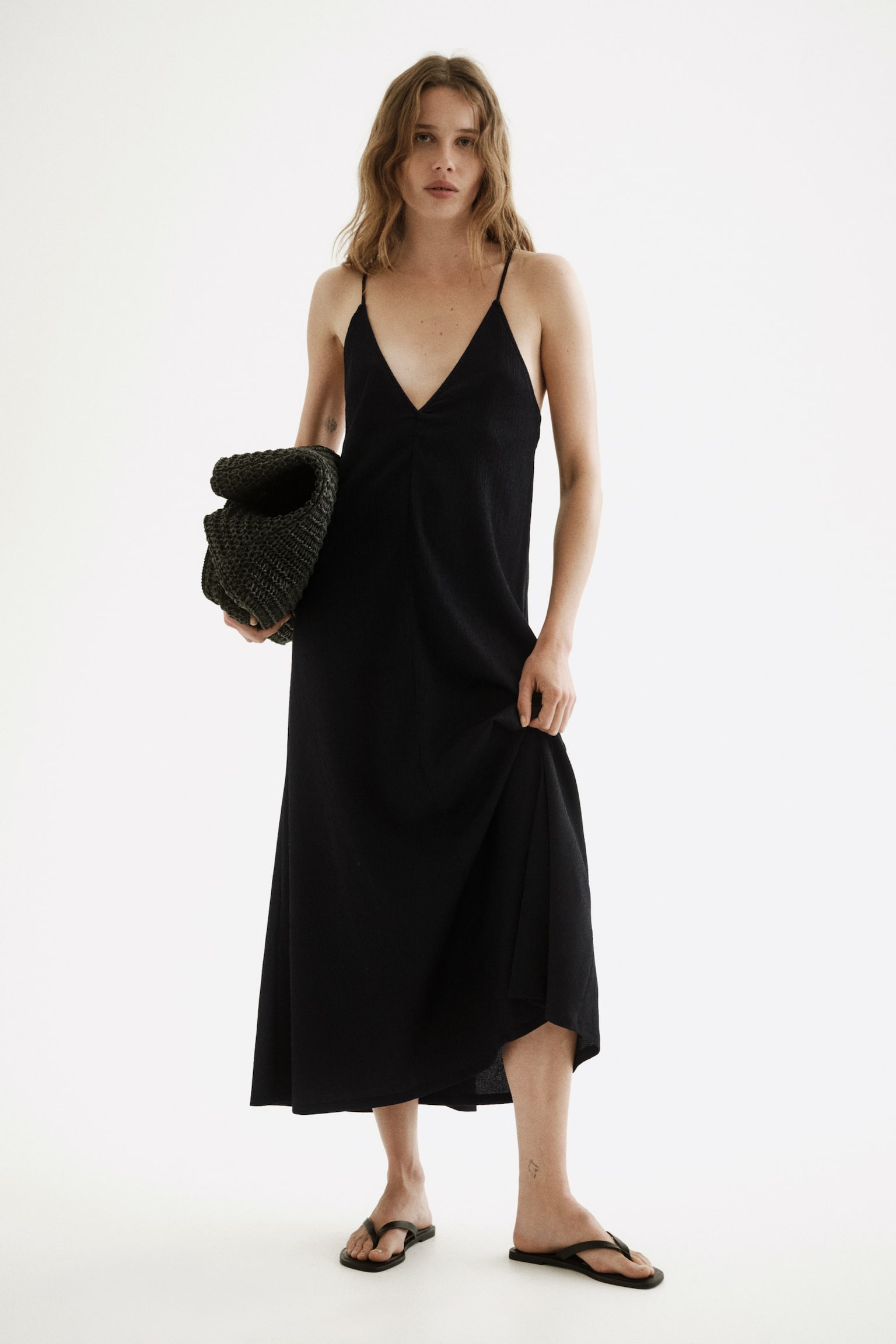 Женское платье H&M Crinkled Dress with Tie Shoulder Straps, цвет: Чёрный — фото 3