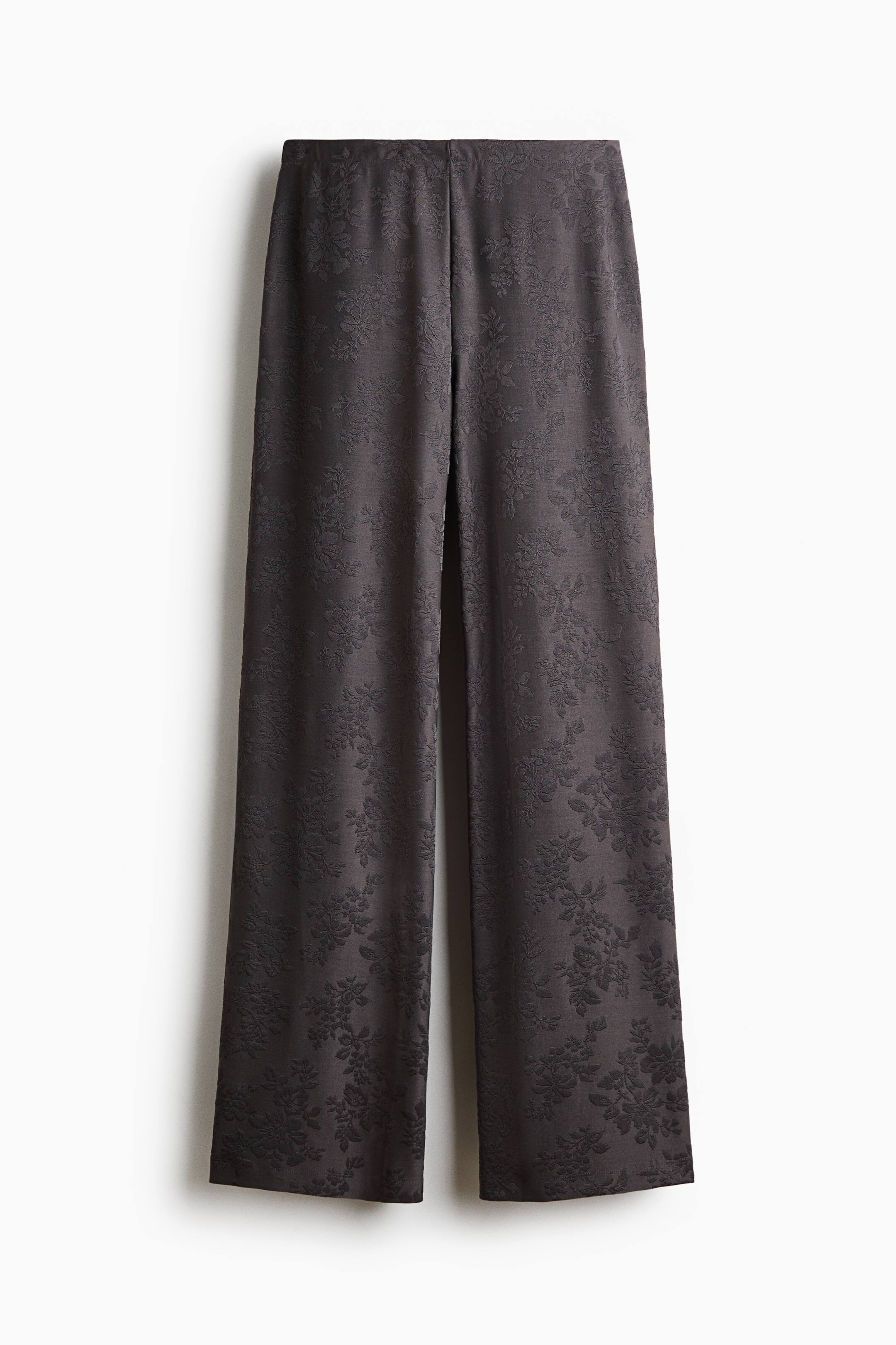 Größeres Bild ansehen: Eine Hose aus dunkelgrauem Stretch-Jacquard-Jersey ist in einer Frontansicht dargestellt und verfügt über ein dezentes strukturiertes Blumenmuster, einen hohen elastischen Bund und einen geraden Beinverlauf.