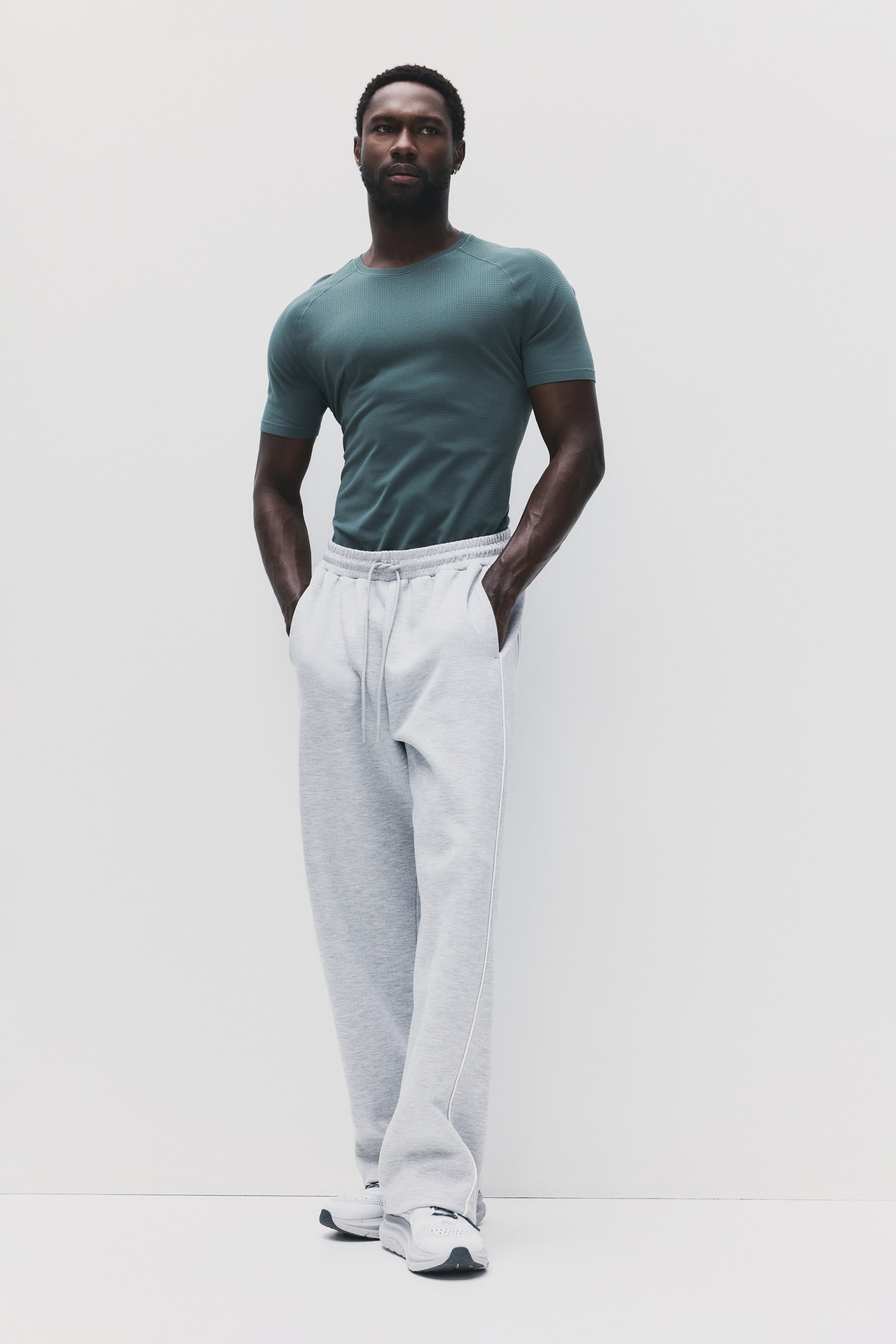 הצגת תמונה גדולה יותר: טישירט ספורט DryMove™ Muscle Fit - ירוק מאובק - Men | H&M IL 1