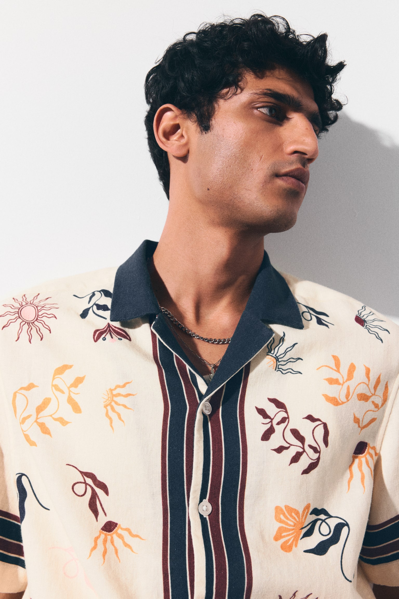 Regular Fit Linen-blend resort shirt - Cream/Floral/Dark blue/Floral - 6