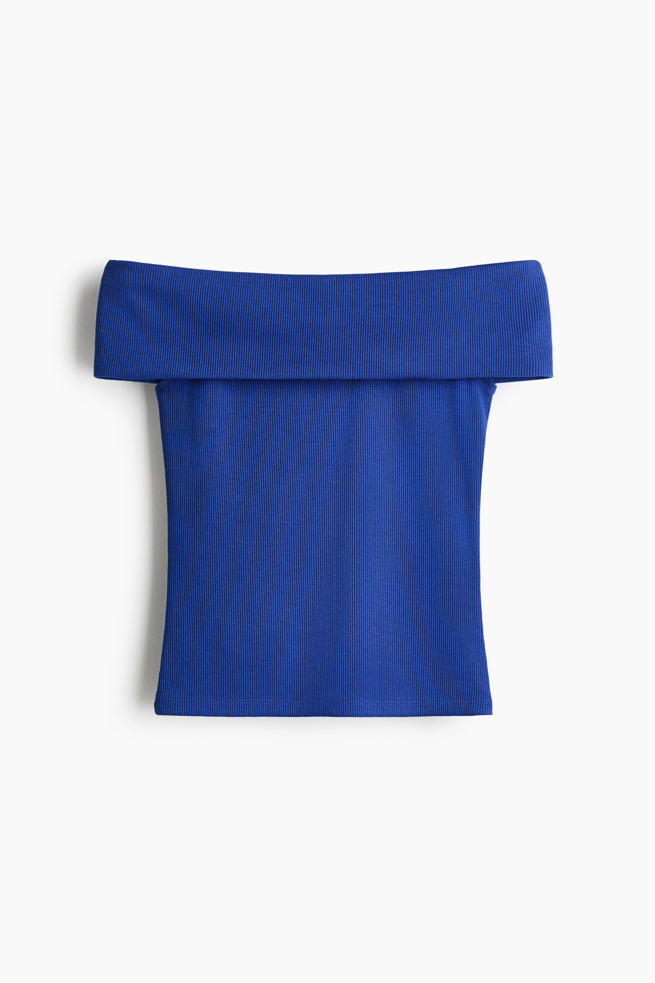 Ampliar la imagen: Una blusa azul acanalada con hombros descubiertos muestra su parte frontal. Presenta una banda ancha doblada que crea el escote de hombros descubiertos, y un acanalado vertical que recorre todo el cuerpo de la blusa.