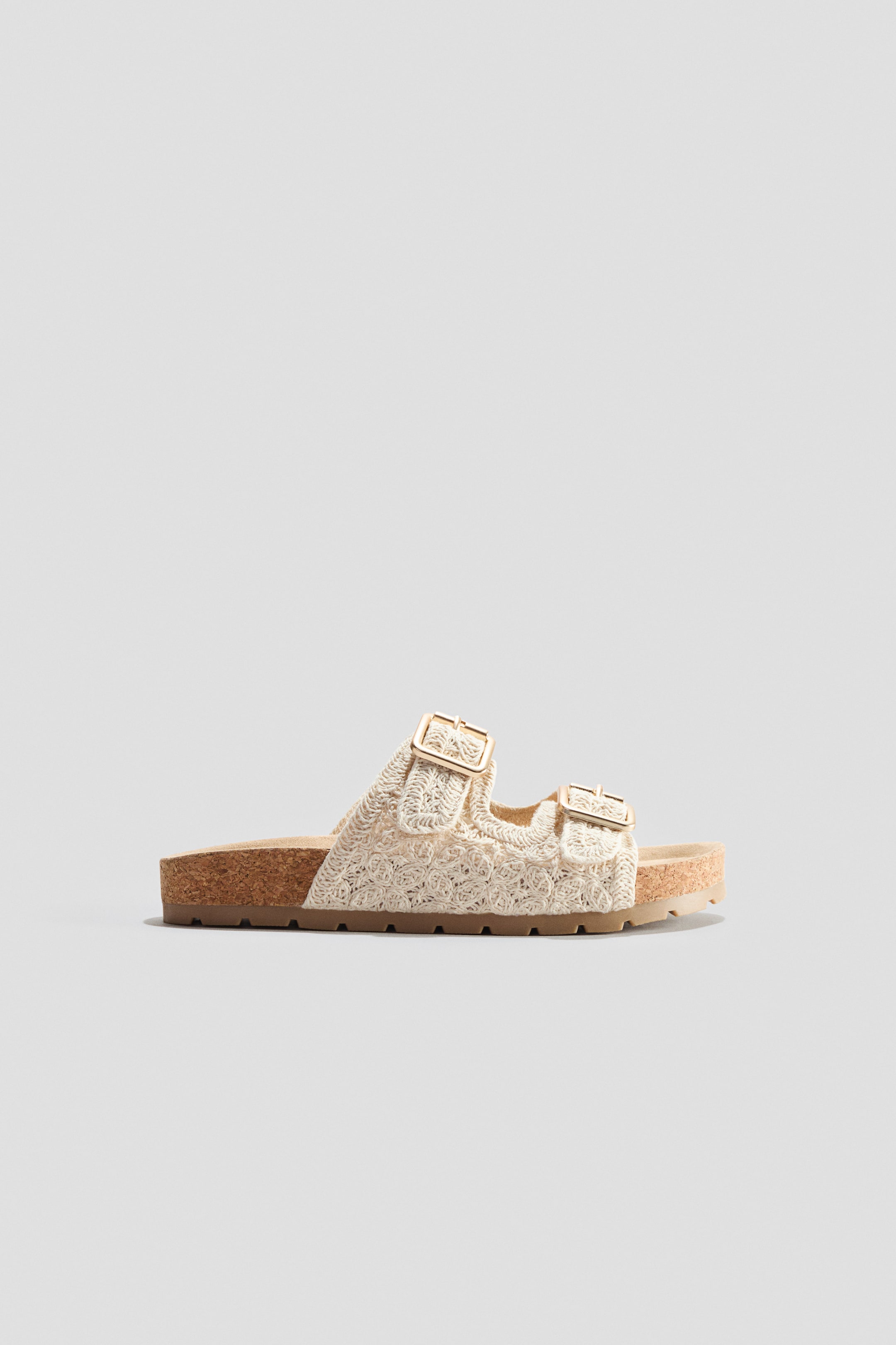 Ver imagen más grande: Las sandalias presentan dos correas ajustables de pie en color crema claro de crochet con hebillas metálicas, junto con plantillas moldeadas y suelas acanaladas.