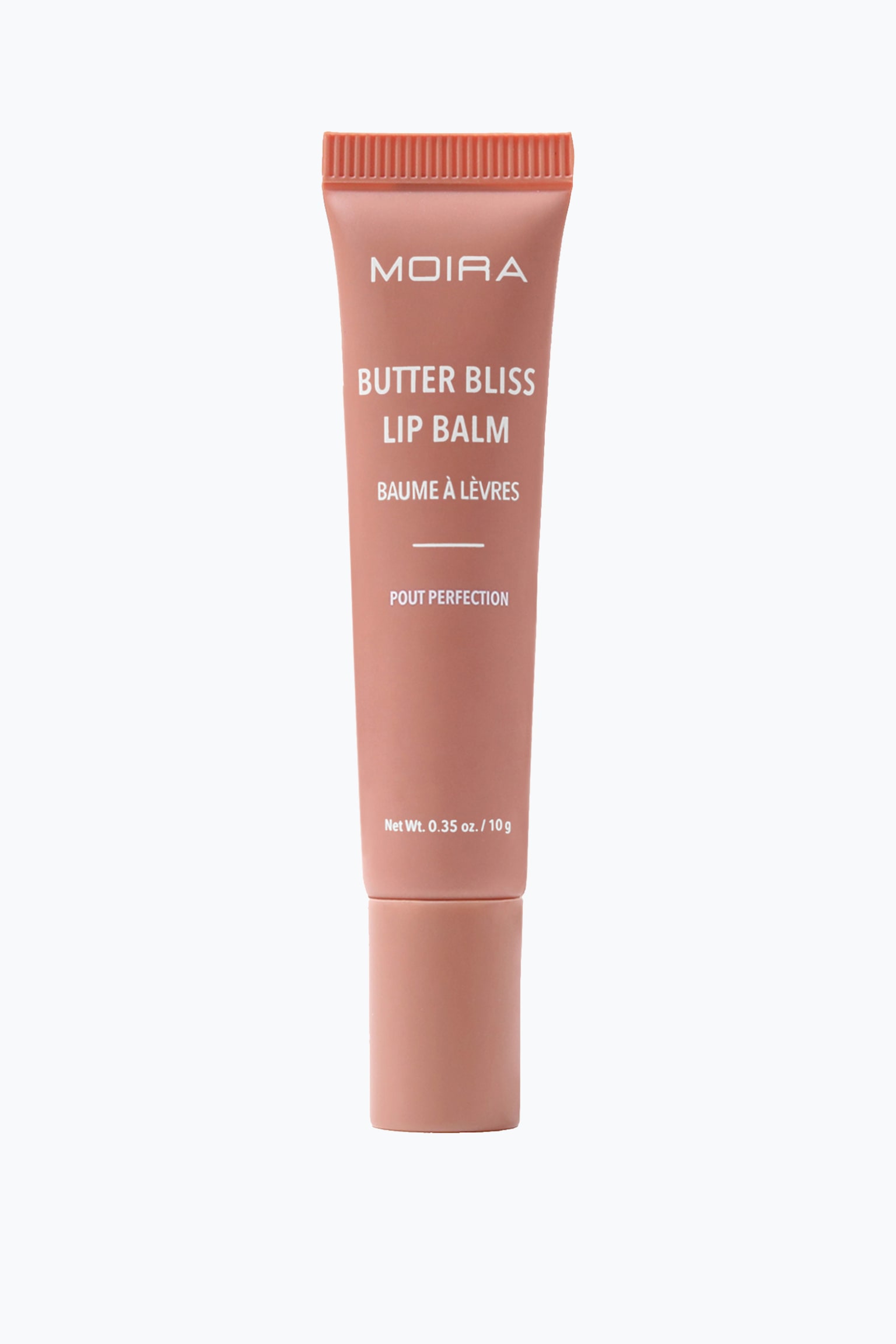 Butter Bliss Lip Balm on kuvattu pystyasennossa suoraan edestÃ¤ pÃ¤in, ja siinÃ¤ on pÃ¶lyisen ruusunsÃ¤vyinen puristettava tuubi sekÃ¤ siihen sÃ¤vyltÃ¤Ã¤n sopiva sylinterimÃ¤inen korkki alareunassa. Tuubin etupuolella nÃ¤kyy valkoisella painettua tekstiÃ¤, mukaan lukien tuotemerkki "MOIRA" ja tuotteen nimi "BUTTER BLISS LIP BALM" suurilla kirjaimilla.