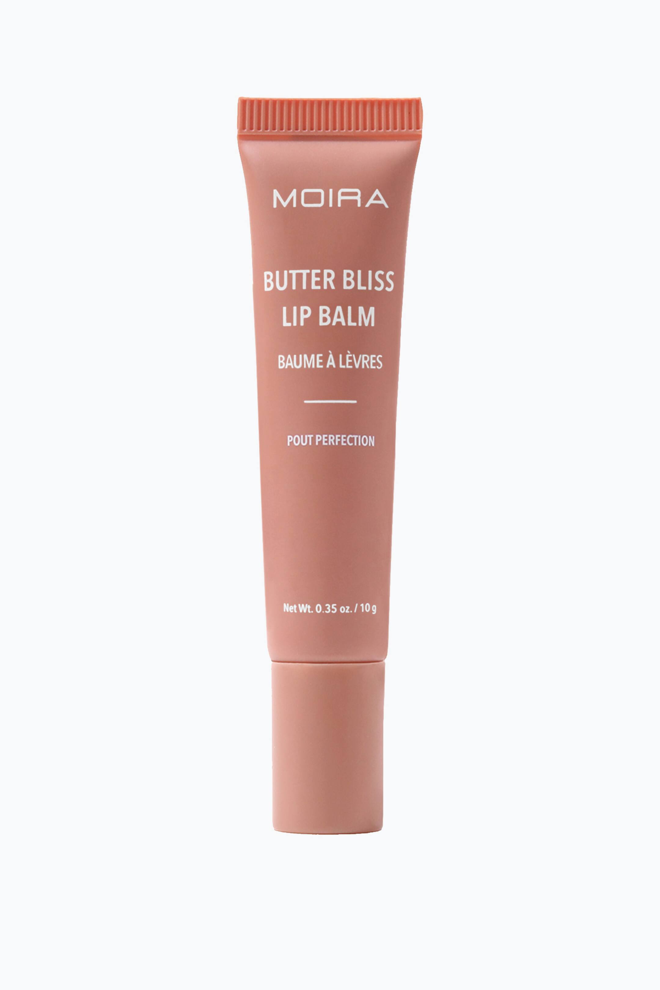 Vis større bilde: Butter Bliss Lip Balm står vertikalt i en frontvendt visning, og har en støvrosa squeeze-tube med en matchende sylindrisk kork nederst. Forsiden av tuben viser hvit trykt tekst, inkludert merkenavnet «MOIRA» og produktnavnet «BUTTER BLISS LIP BALM» i store bokstaver.