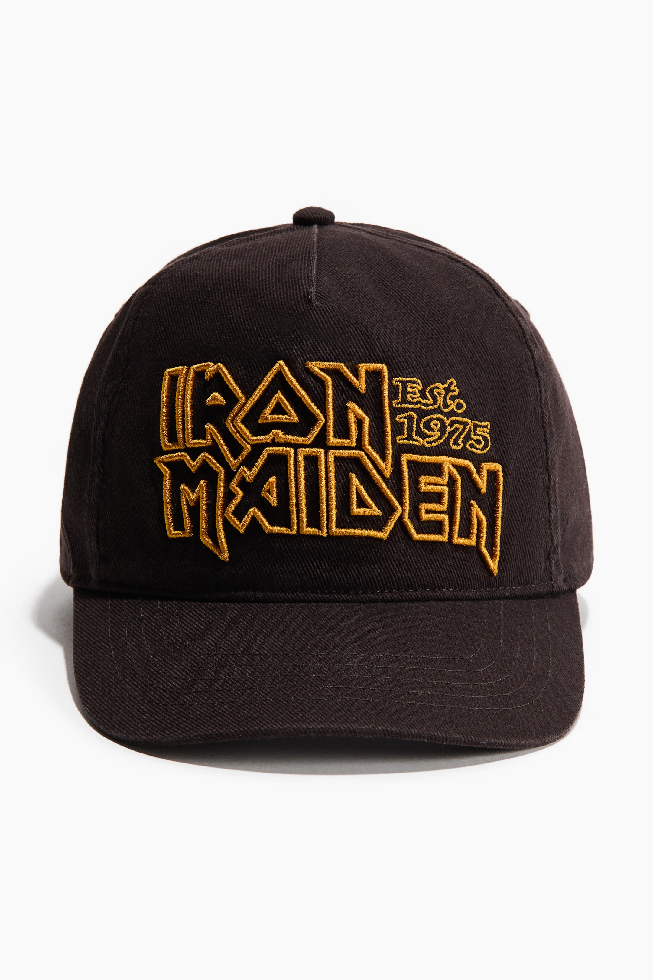 Visa större bild: En mörkbrun basebollkeps visar en gul broderad "IRON MAIDEN Est. 1975"-logotyp på sin främre panel. Den har en strukturerad skärm och en toppknapp.