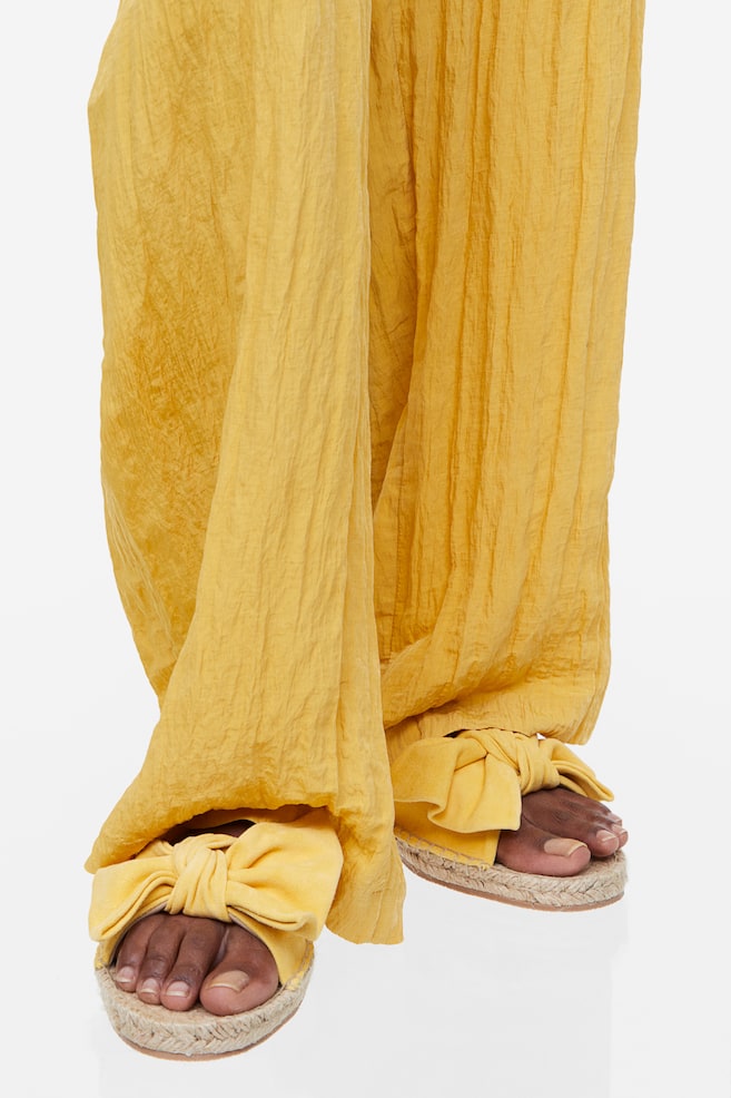 Pantoletten aus Veloursleder mit Schleife - Gelb/Beige/Altrosa - 3