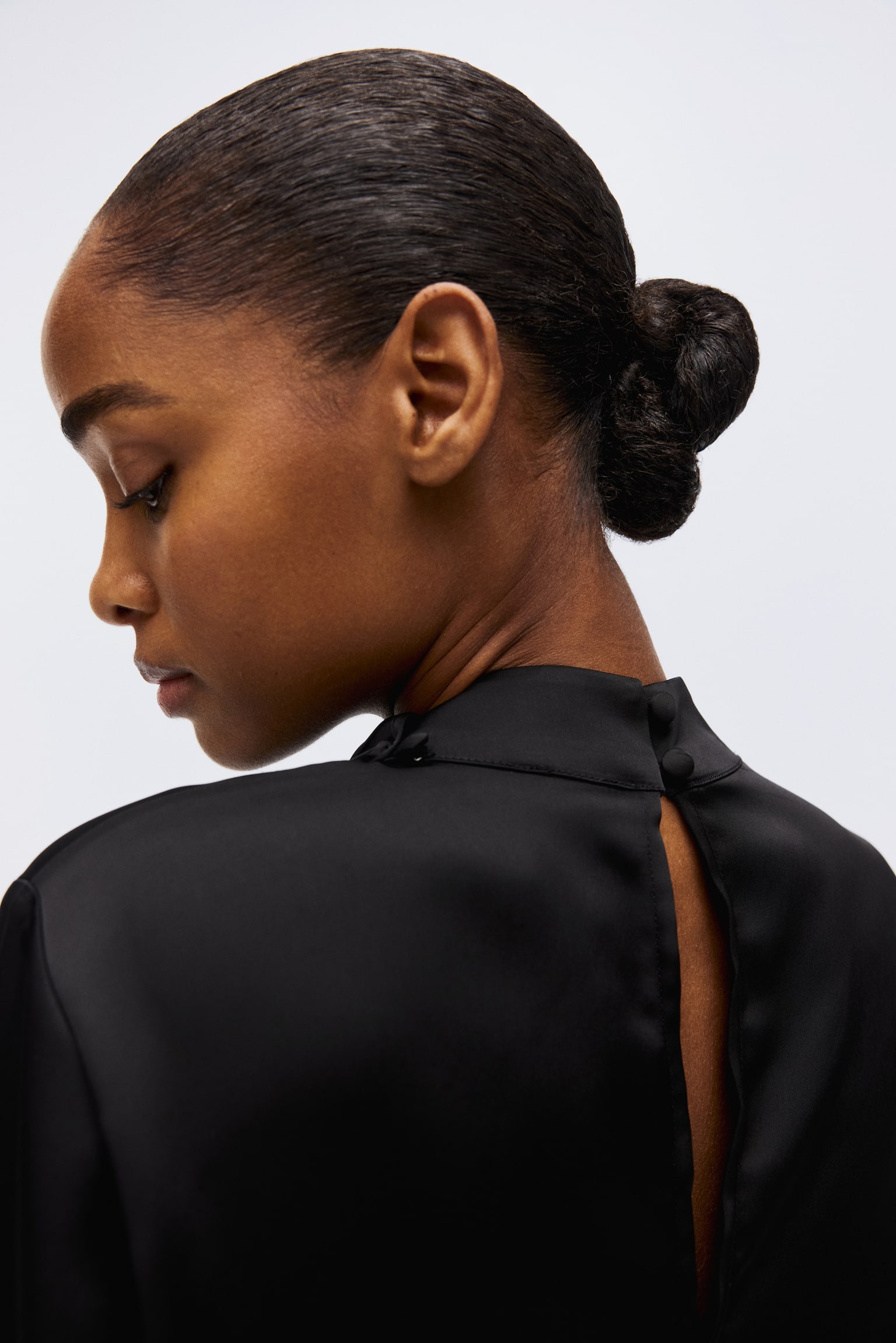 Блуза от сатен с декоративен шал - Черен/Матов наситеносив - 7