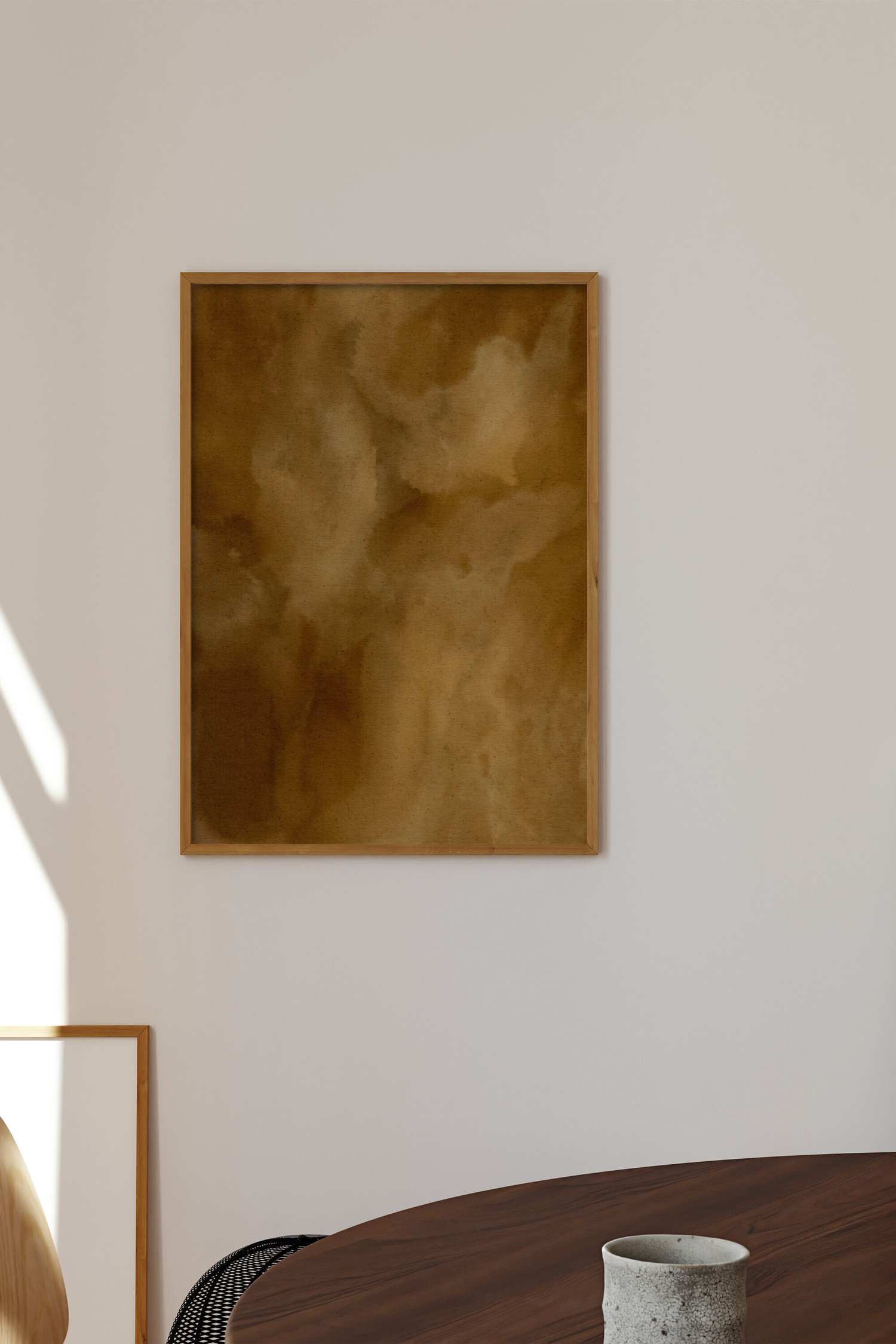 Une impression dâart prÃ©sente une composition abstraite verticale mettant en vedette un lavis aquarellÃ© texturÃ© dans des nuances de brun, de beige et dâocre. Le motif rÃ©vÃ¨le de doux dÃ©gradÃ©s Ã©voquant des nuages et des dÃ©gradÃ©s organiques sur une surface de papier Ã  grain fin.