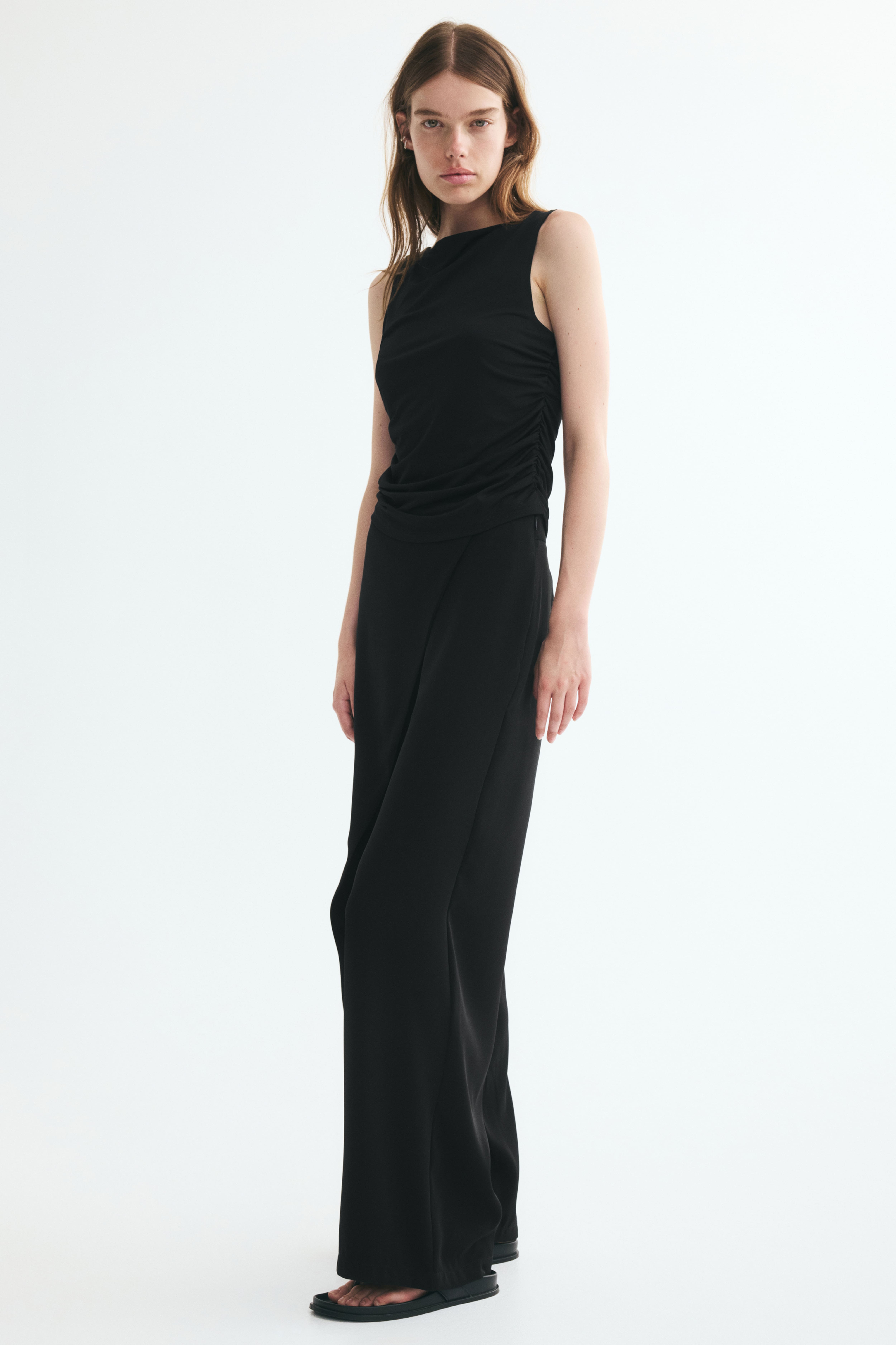 Pantalon en sergé avec détail croisé