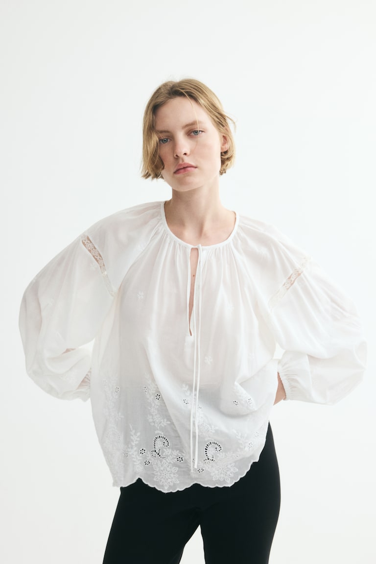 Bluza u engleskom vezu