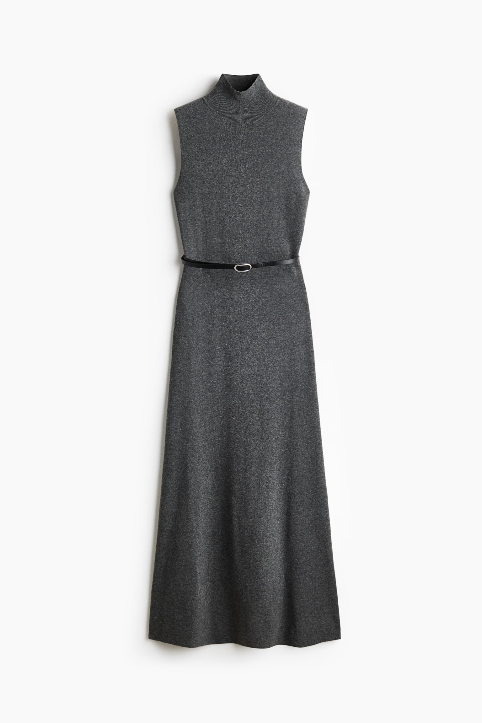 Ein Ã¤rmelloses, wadenlanges Kleid aus grauem Feinstrick wird von vorne gezeigt und verfÃ¼gt Ã¼ber einen Rollkragen sowie ein schmal geschnittenes Oberteil. Die Taille ist mit einem schmalen schwarzen GÃ¼rtel mit silberfarbener Metallschnalle betont, der in einen sanft ausgestellten Rock Ã¼bergeht.