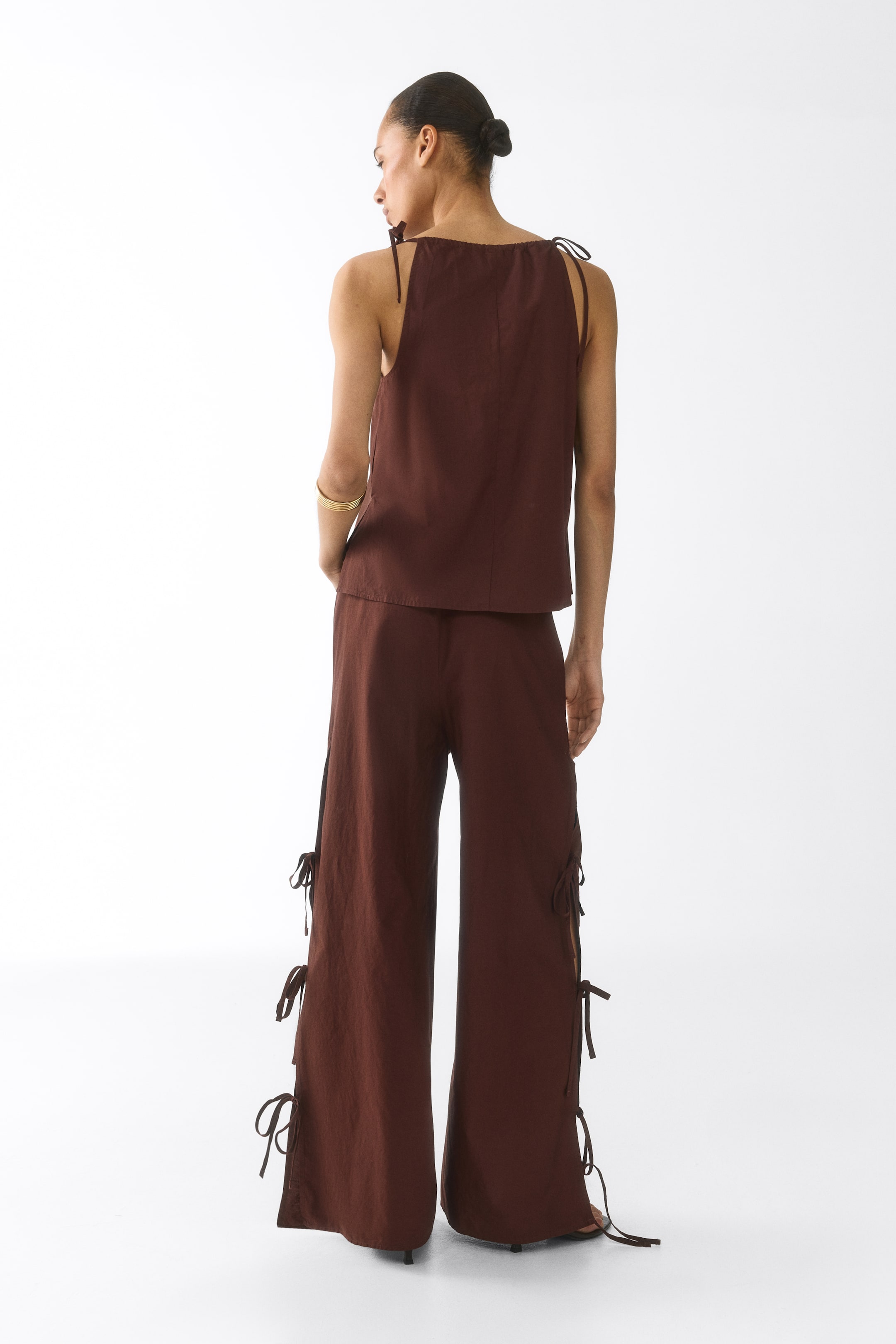 Pantalon avec broderie anglaise et détails à nouer