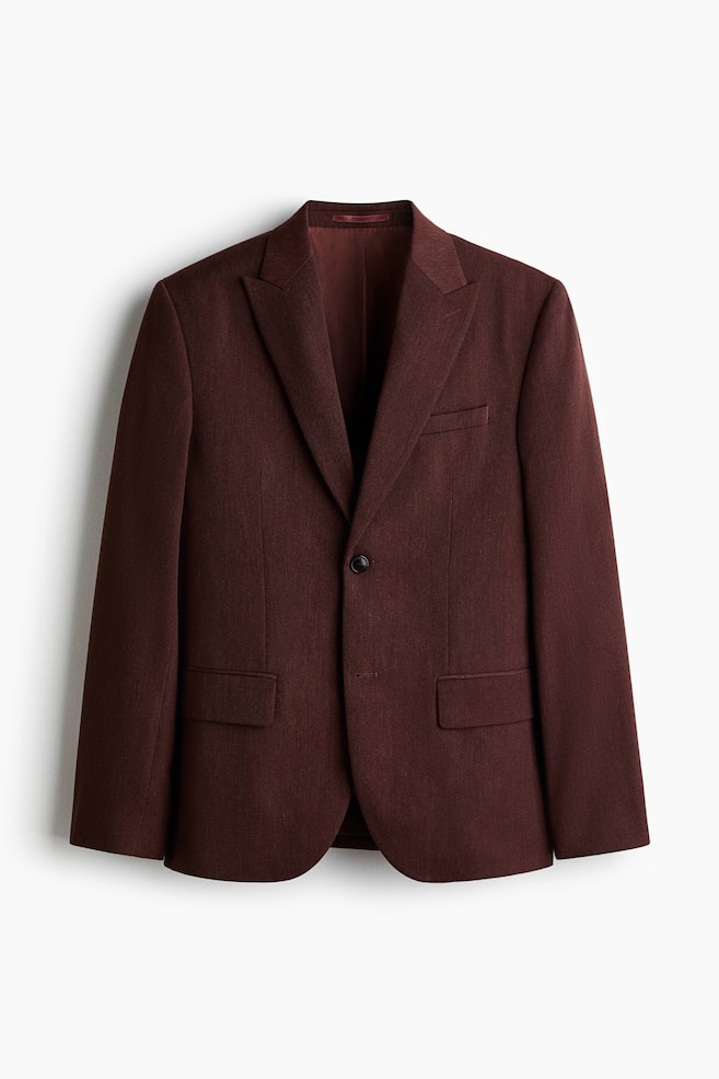 Ein burgunderfarbener, einreihiger Blazer ist von vorne zu sehen. Er verfügt über Kerbrevers, einen einzelnen schwarzen Knopfverschluss, eine Brustleistentasche und zwei untere Pattentaschen. - 1