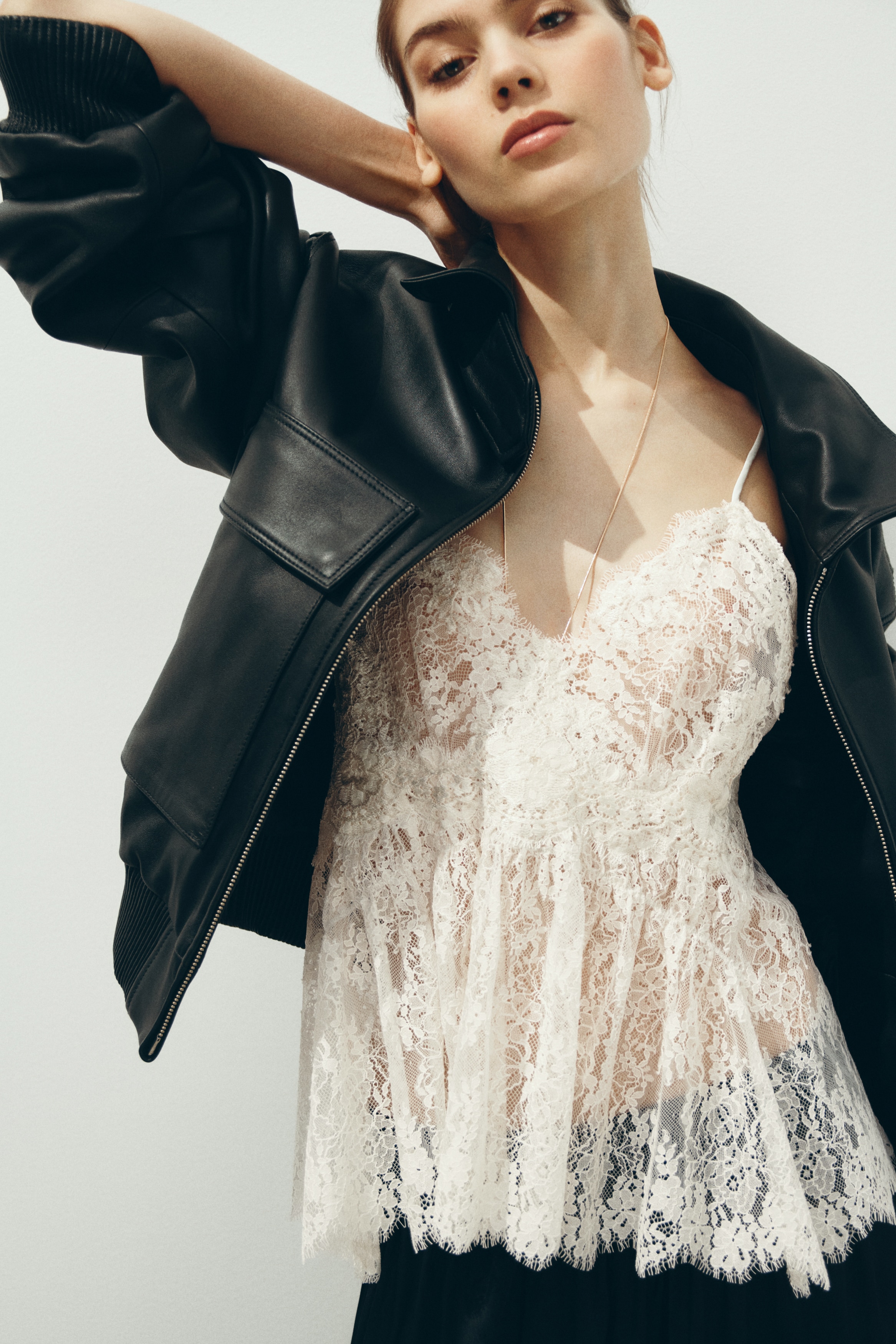 Top in pizzo con spalline sottili - Bianco