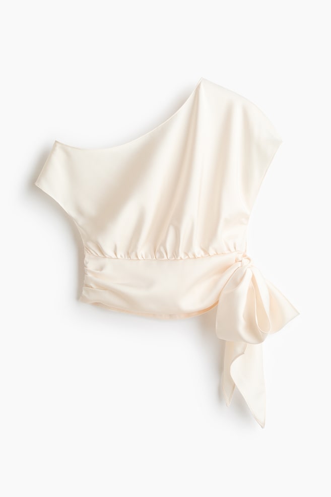 Blusa com um ombro descoberto em cetim - Creme - 1