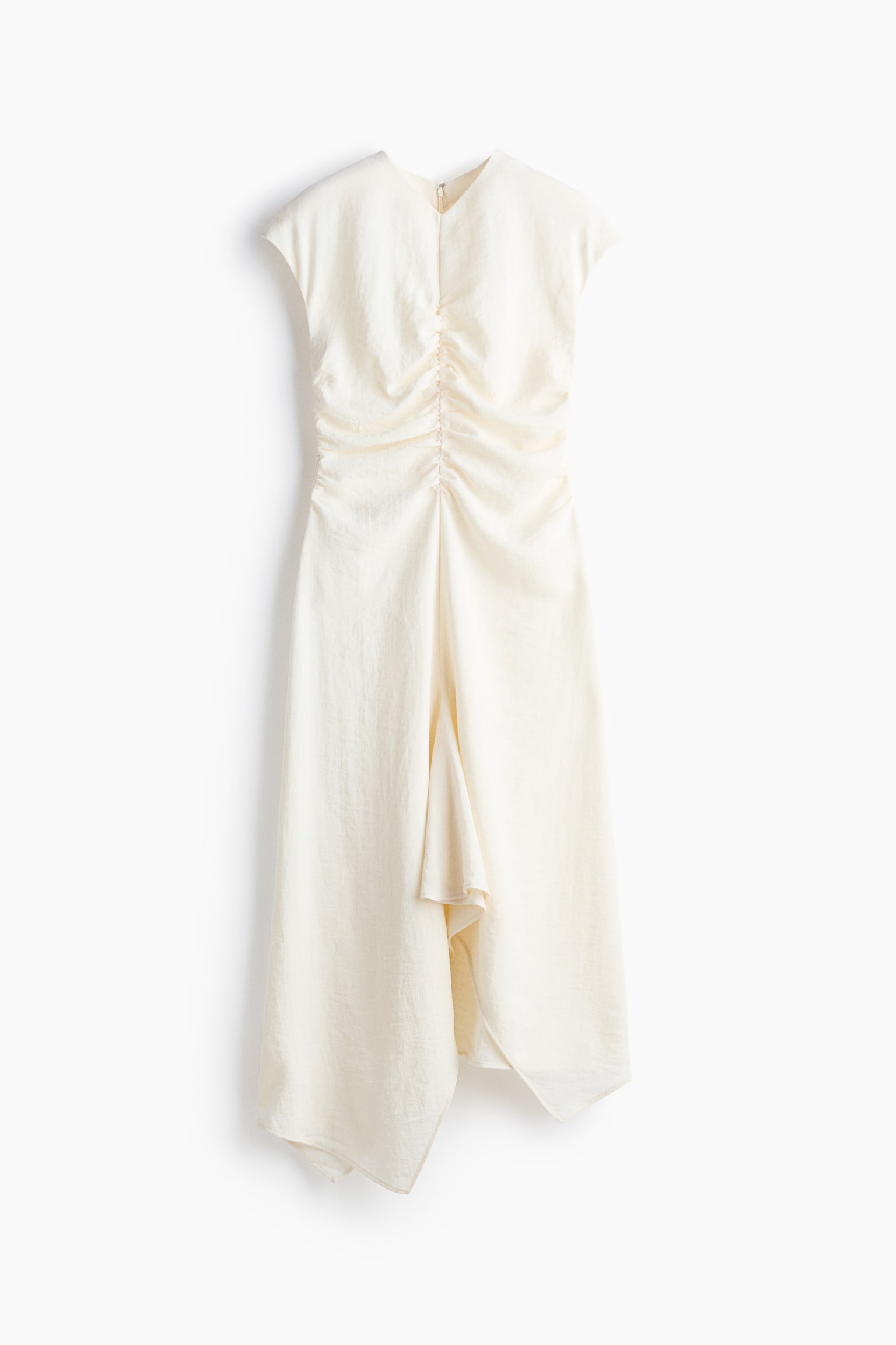 Une robe midi crème présente son devant, avec un col en V et des manches courtes. Le corsage et la taille sont froncés avec des ruchés marqués, tandis que la jupe s'étend jusqu'à un ourlet asymétrique avec un détail drapé sur le côté gauche. - 1