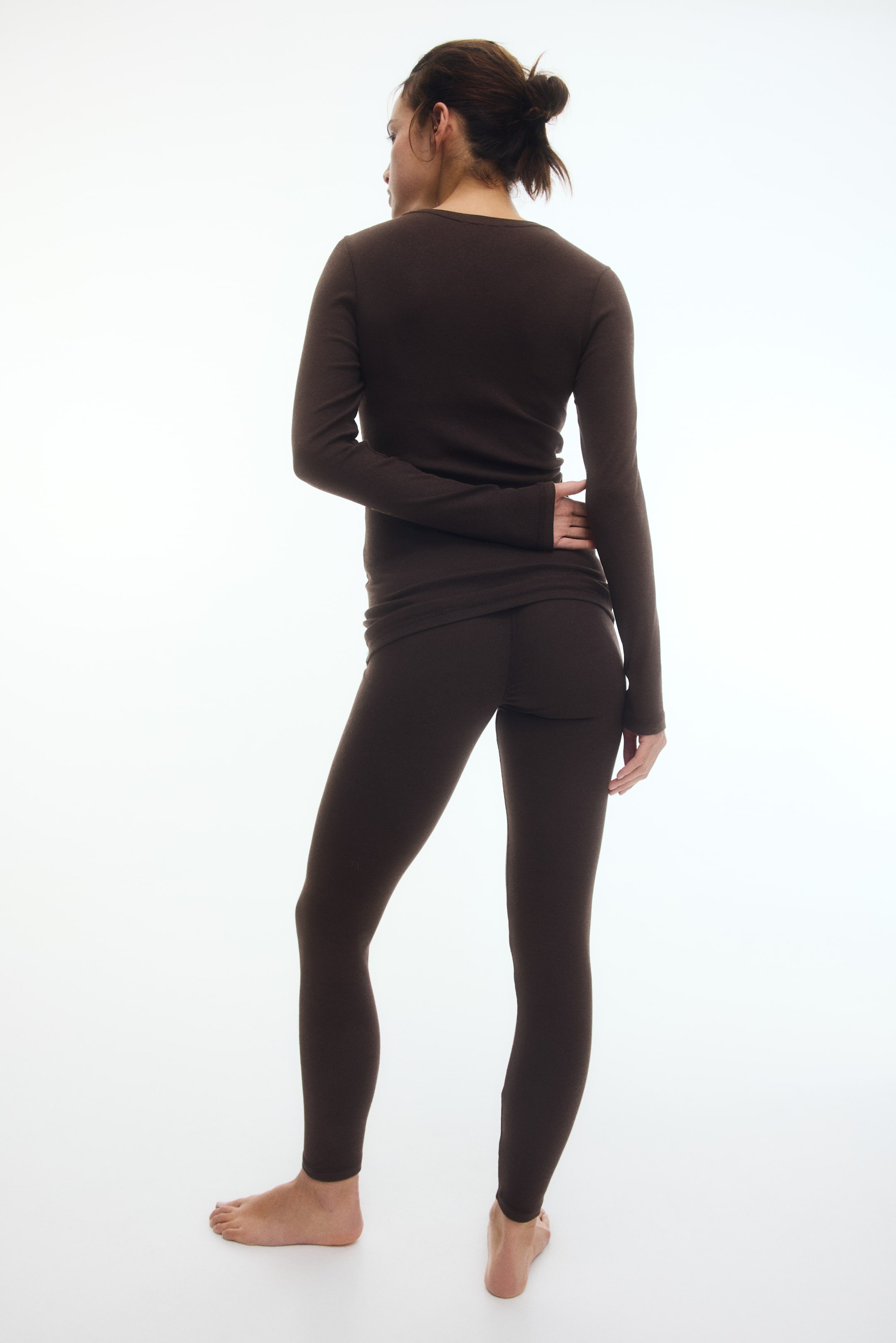 Visa större bild: MAMA 2-delat ribbat set - Mörkbrun - DAM | H&M SE 4