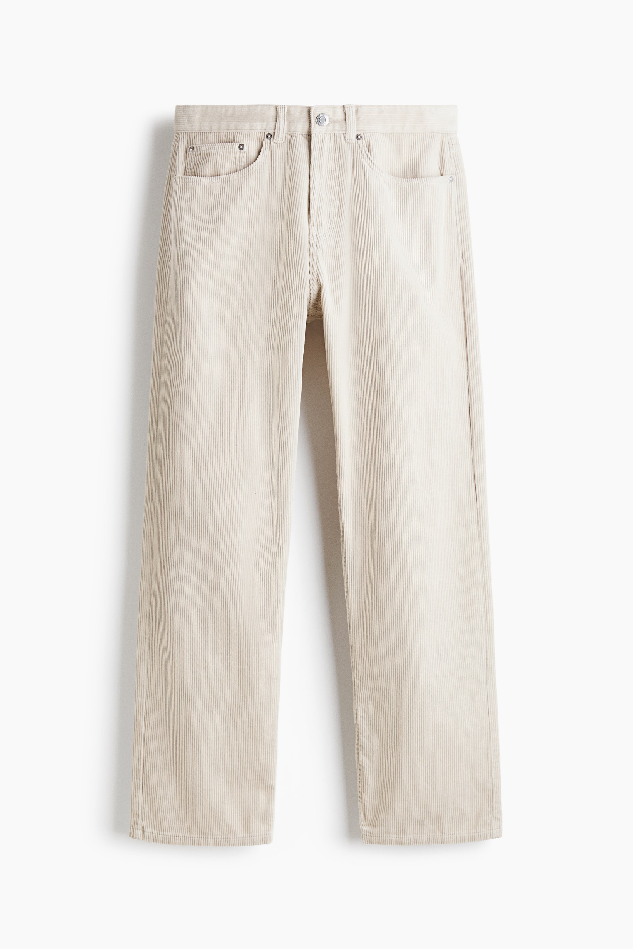 Ver imagen más grande: Los pantalones de pana beige se muestran de frente, con corte recto, diseño clásico de cinco bolsillos y una fina textura acanalada vertical. Los pantalones presentan una cintura con trabillas para cinturón y un cierre central con botón de tono plateado.