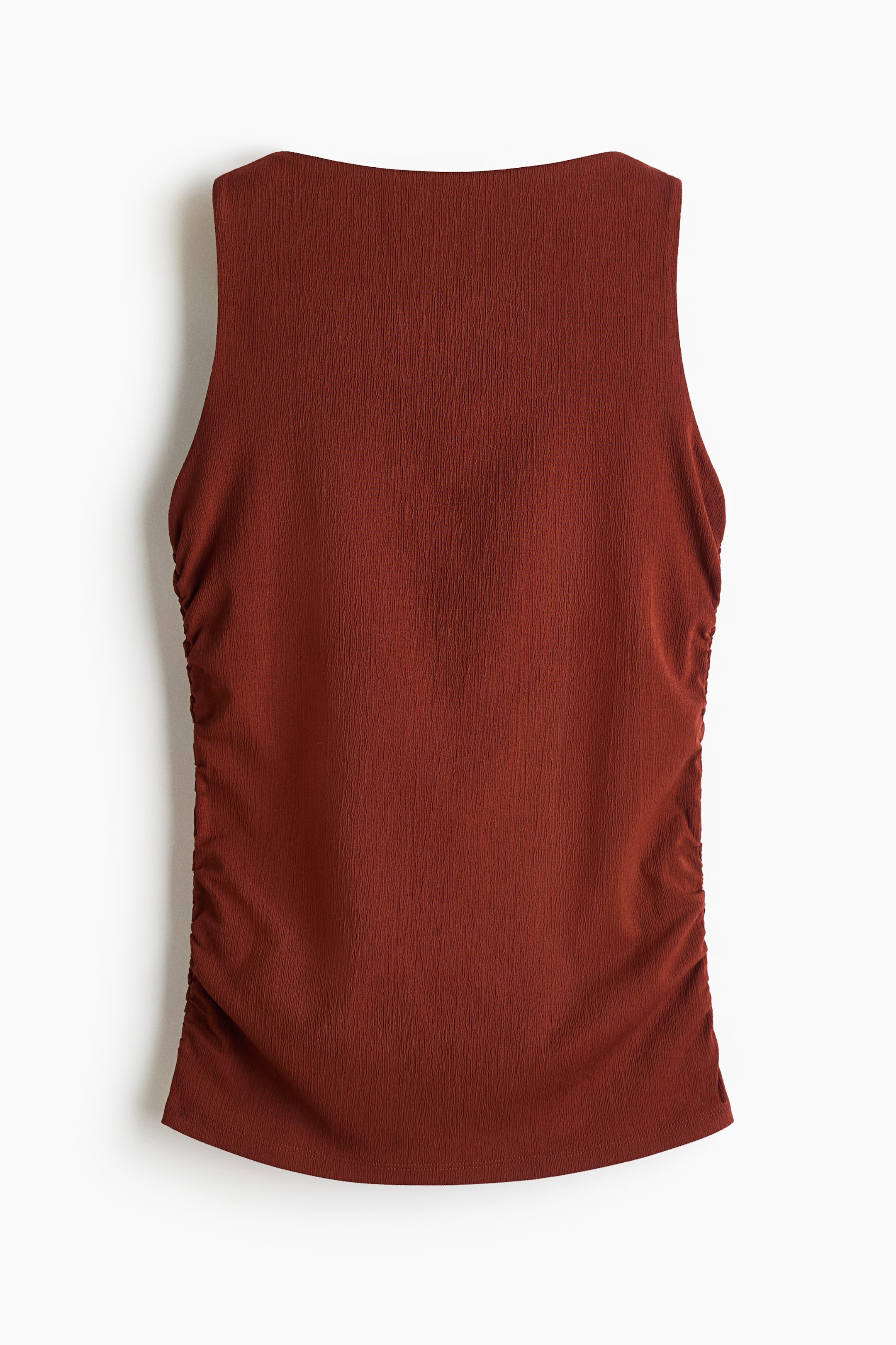 Xem ảnh lớn hơn: Một chiếc áo không tay màu đỏ gụ được trình diện từ phía sau, nổi bật với cổ vuông và chất liệu có kết cấu. Chiếc áo có nếp nhún dọc theo cả hai đường may bên sườn, kéo dài đến gấu áo uốn cong nhẹ.