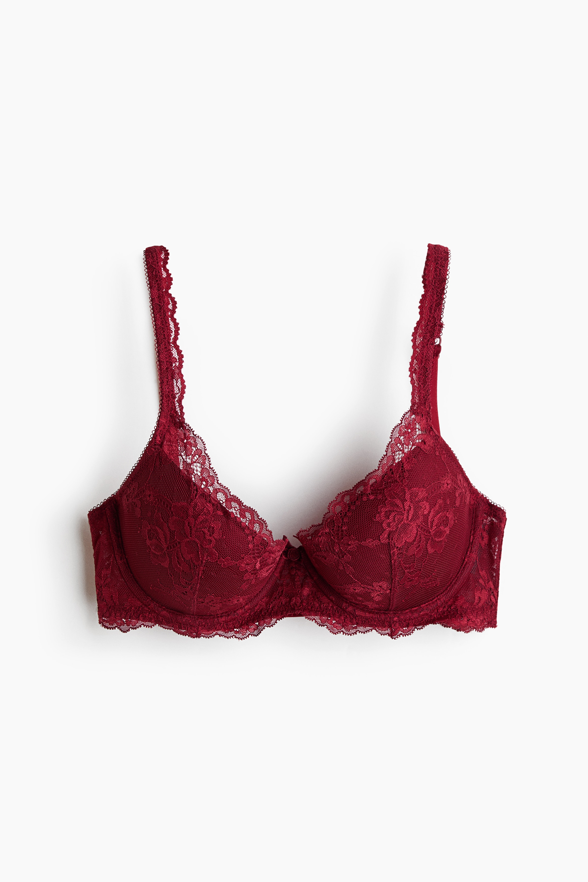 Ein dunkelroter Push-up-BH aus Spitze mit Bügel-Cups und gewelltem Spitzenbesatz wird vom Model getragen. Der BH verfügt über schmale, mit Spitze überzogene Schulterträger.