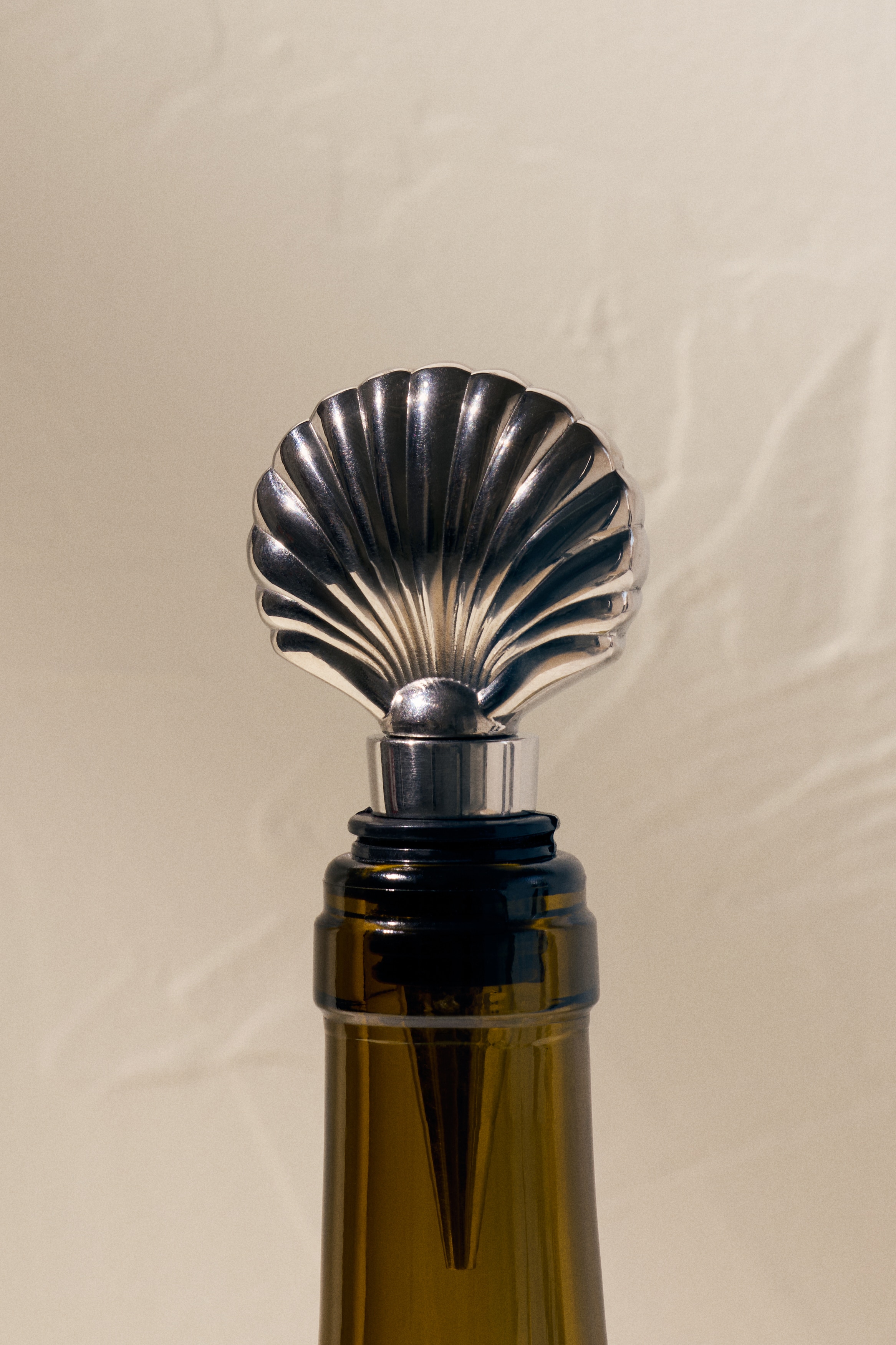 Seashell-shaped bottle stopper
