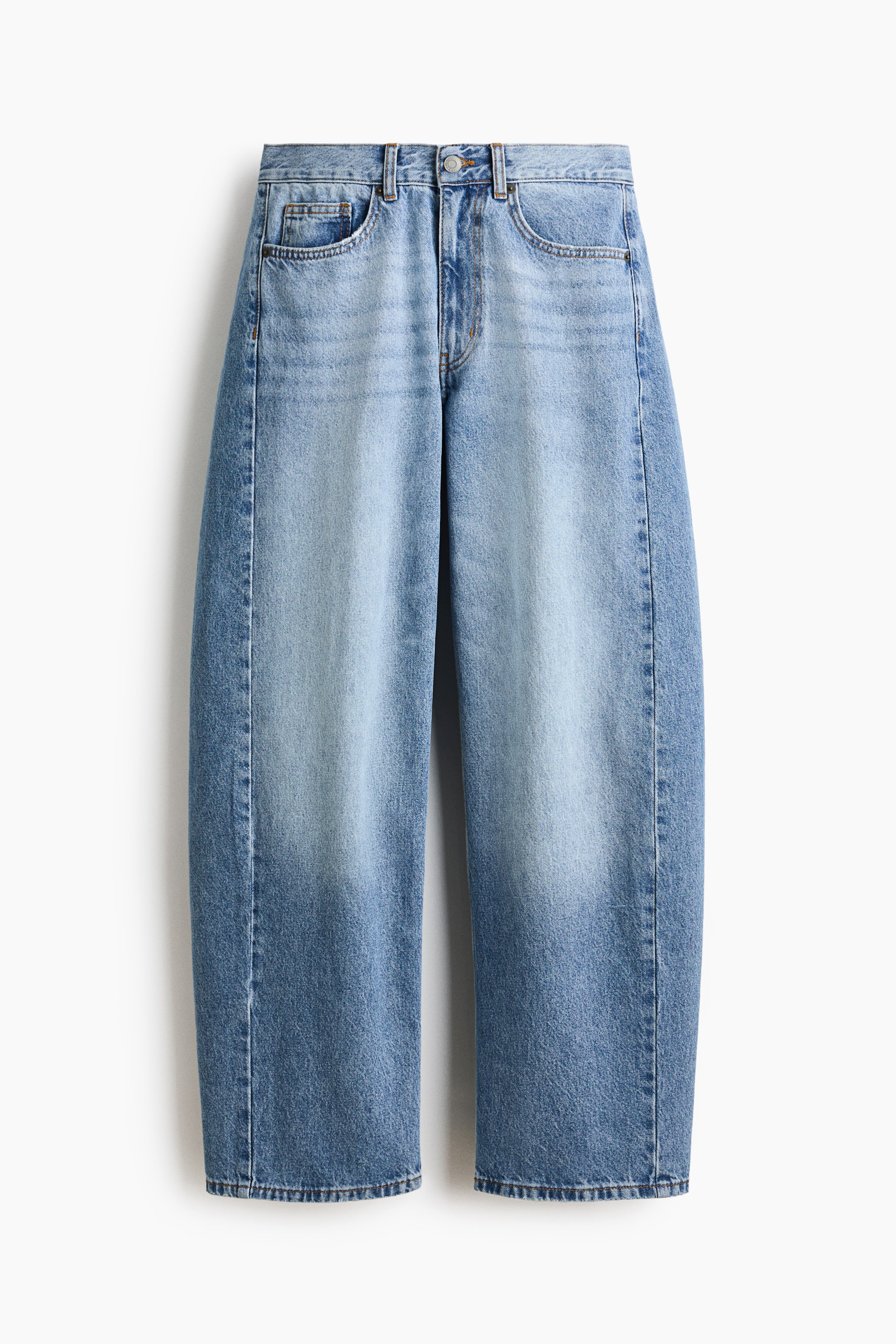 Grotere afbeelding bekijken: De 5-pocket jeans tonen een licht gewassen blauwe katoenen denim, gezien vanaf de voorkant, met een normale taille voorzien van een ritssluiting en knoopsluiting. Ze hebben een volumineuze pijp die losjes valt van de heup tot de dij en taps toeloopt naar de zoom, met een normale lengte.