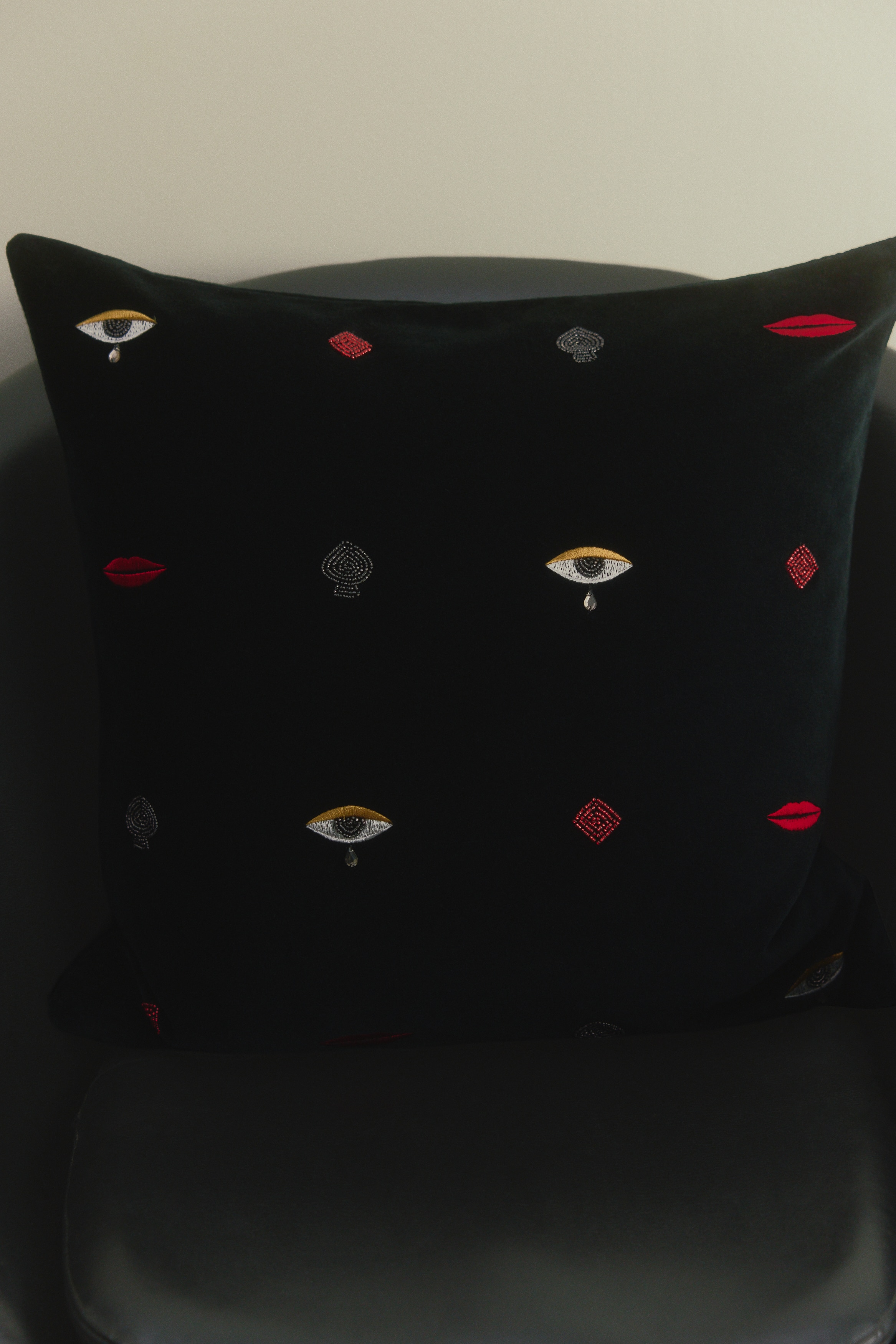 Velvet Cushion Cover with Motif - Black/eyes