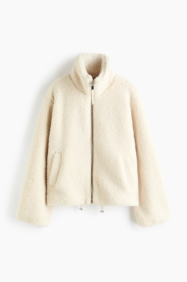 Îνα Ïακάκι sherpa Ïε κÏεμ αÏÏÏÏÏÏη ÏαίνεÏαι αÏÏ Î¼ÏÏοÏÏά, με ÏÎ·Î»Ï ÏÏθιο γιακά και μÏÏοÏÏÎ¹Î½Ï ÎºÎ»ÎµÎ¯Ïιμο με ÏεÏμοÏ
Î¬Ï Ïε Ïλο Ïο μήκοÏ. Το Ïακάκι διαθÎÏει μακÏιά, ÏαÏδιά μανίκια, λοξÎÏ ÏλαÏνÎÏ ÏÏÎÏÎµÏ ÎºÎ±Î¹ ÏÏ
θμιζÏμενο ÏελείÏμα με κÏεμαÏÏά κοÏδÏνια. - 1