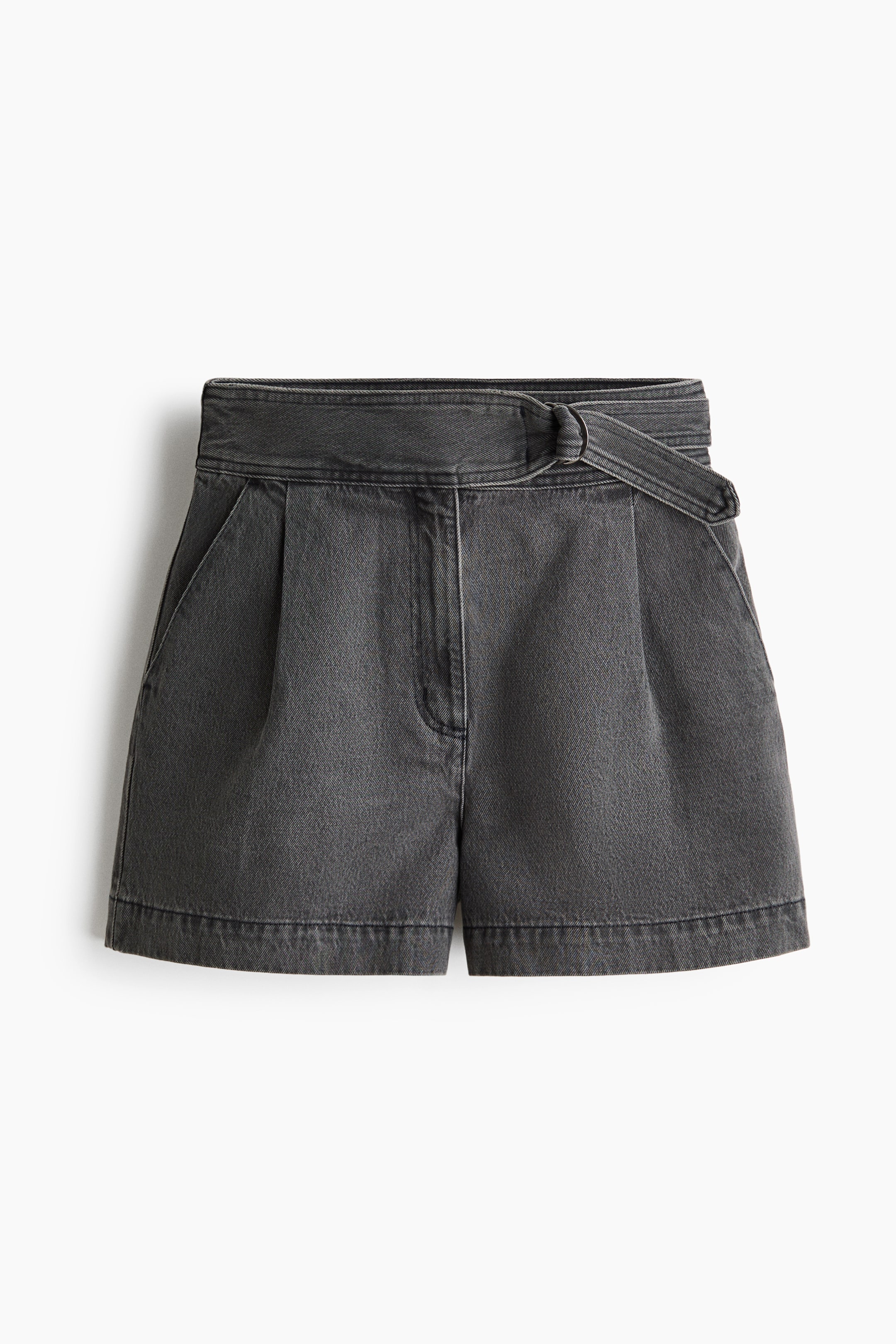 Ver imagen más grande: Estos pantalones cortos de mezclilla lavada en gris oscuro están orientados hacia el frente, con una cintura ancha que incluye un cinturón de tela integrado atado con una hebilla en forma de D. Presentan pliegues frontales, bolsillos inclinados y piernas anchas con dobladillos vueltos.