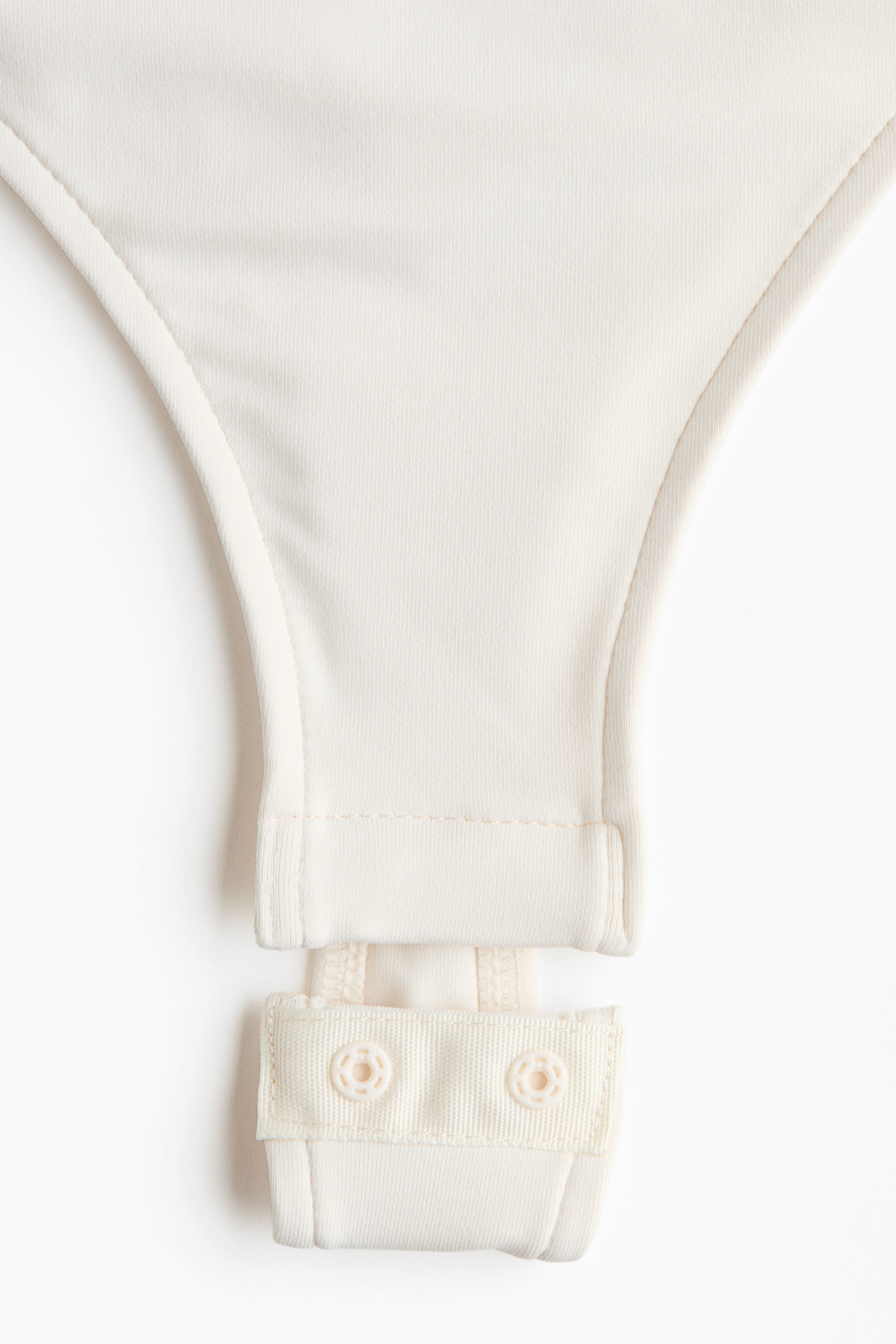 Maillot string avec détail torsadé