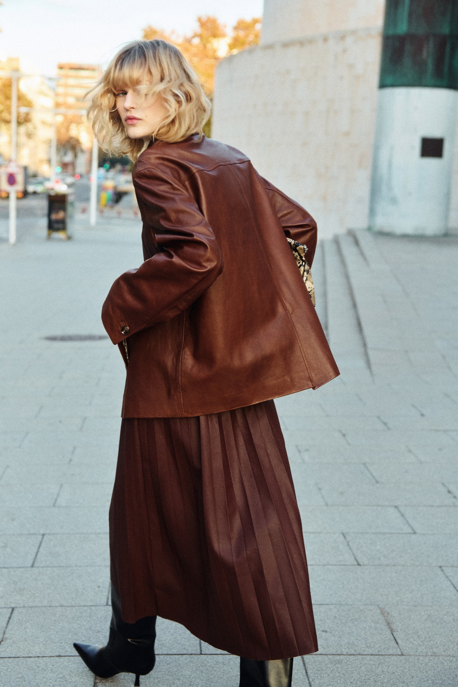 Plisirana midi suknja - Tamnosmeđa - 4