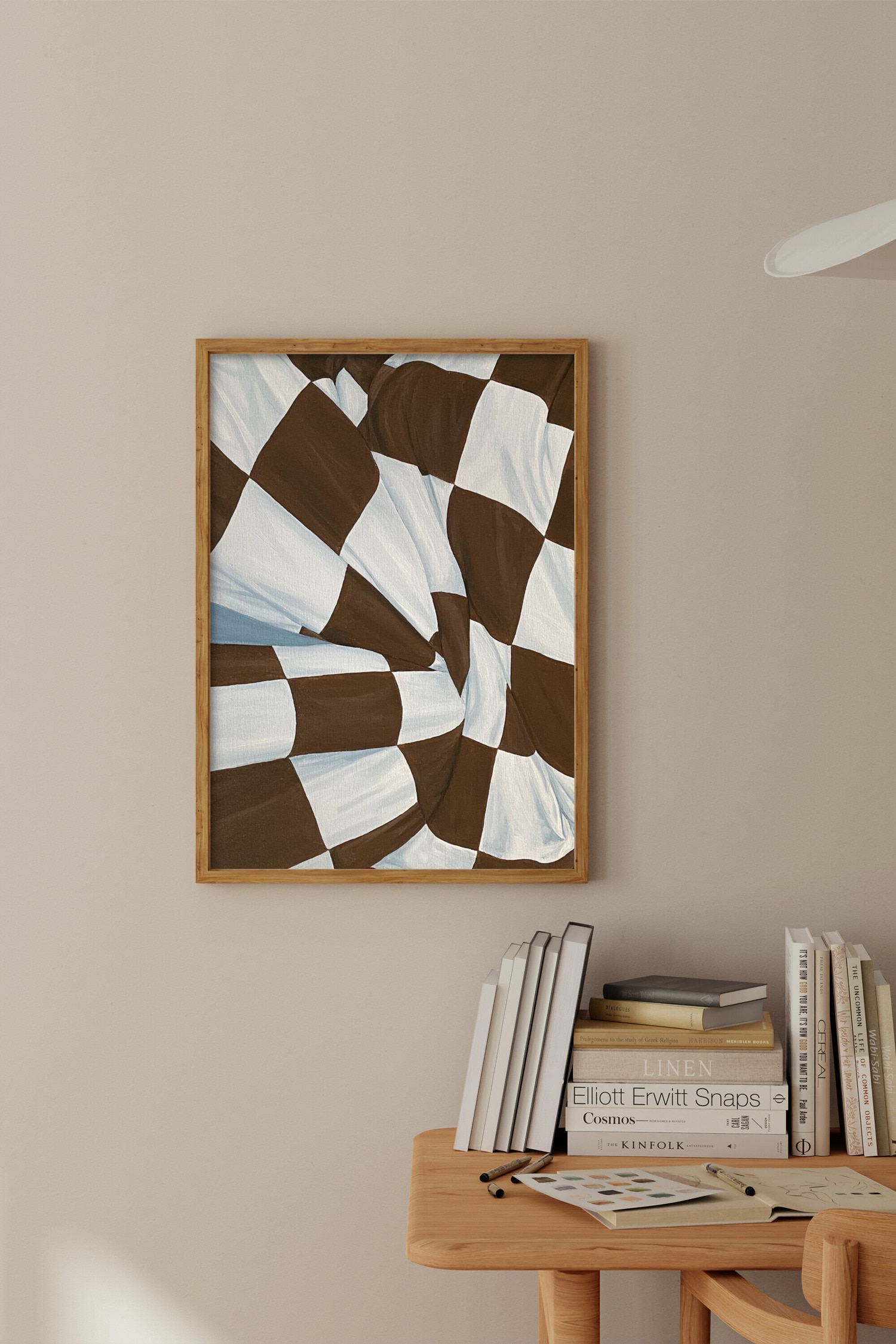 Une impression d'art prÃ©sente un gros plan d'une peinture reprÃ©sentant un tissu drapÃ© Ã  carreaux marron et blanc. Le tissu se tord vers un point central, crÃ©ant de profonds plis et des ombres qui mettent en valeur sa texture ondulÃ©e.