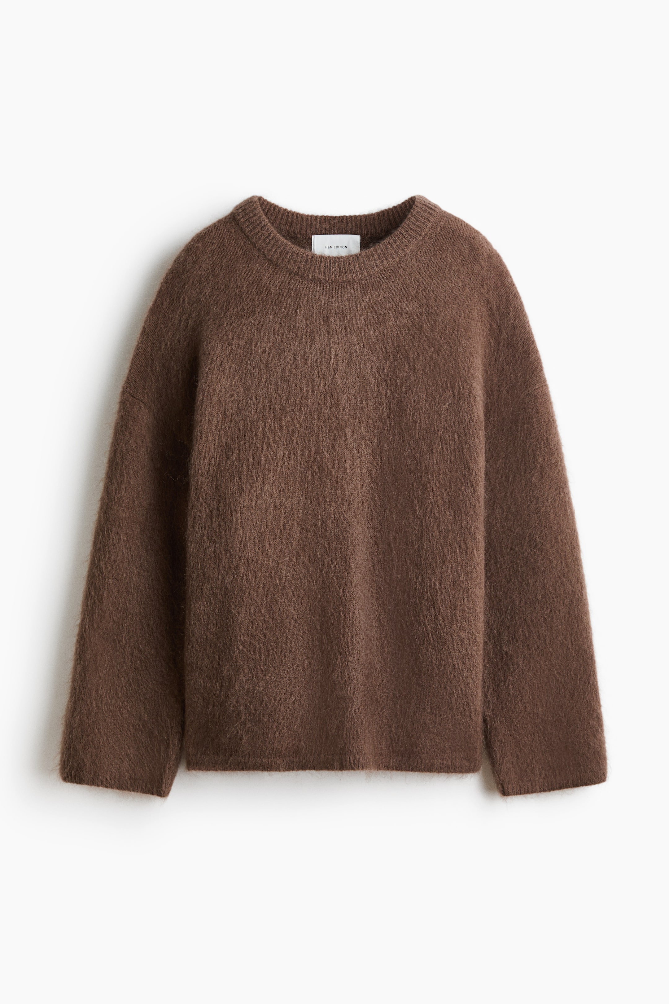 Voir une image plus grande: Un chandail brun surdimensionné est présenté de face, mettant en valeur une texture douce et duveteuse en tricot, des épaules tombantes et des manches longues. Des côtes définissent l'encolure ras-du-cou, les poignets et l'ourlet.