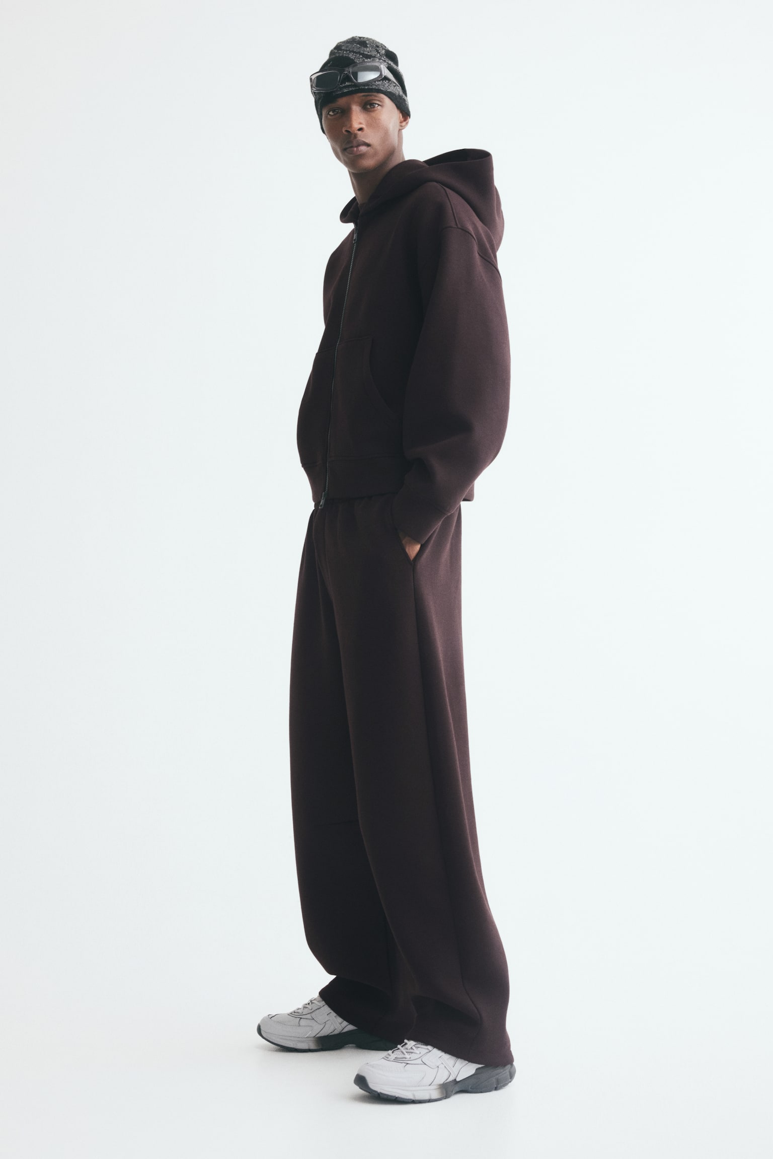 Мужские брюки H&M Relaxed-Fit Scuba Sweatpants, цвет: Тёмный коричневый — фото 2